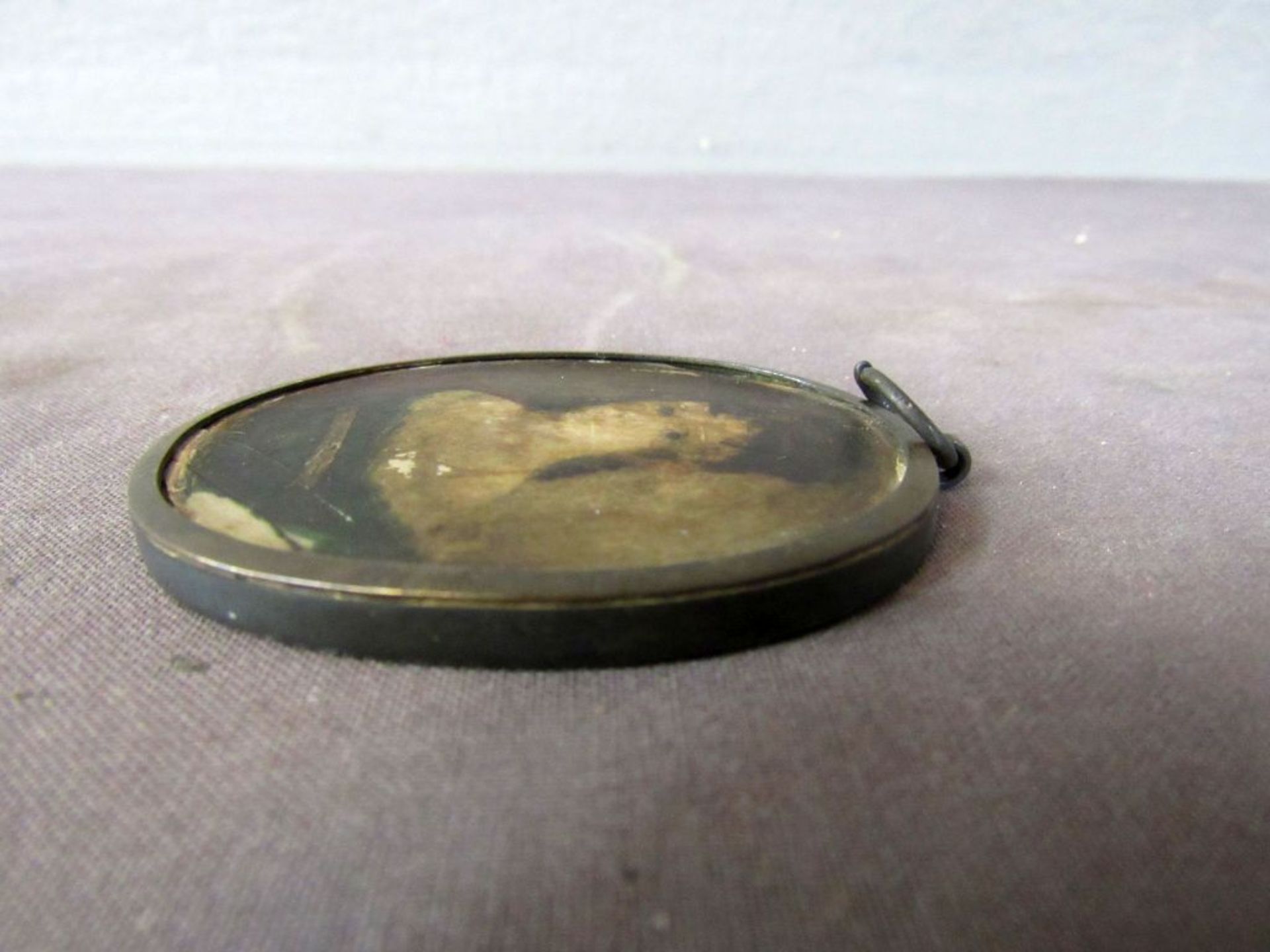 Kleines Amulett in Metallfassung - Bild 3 aus 5