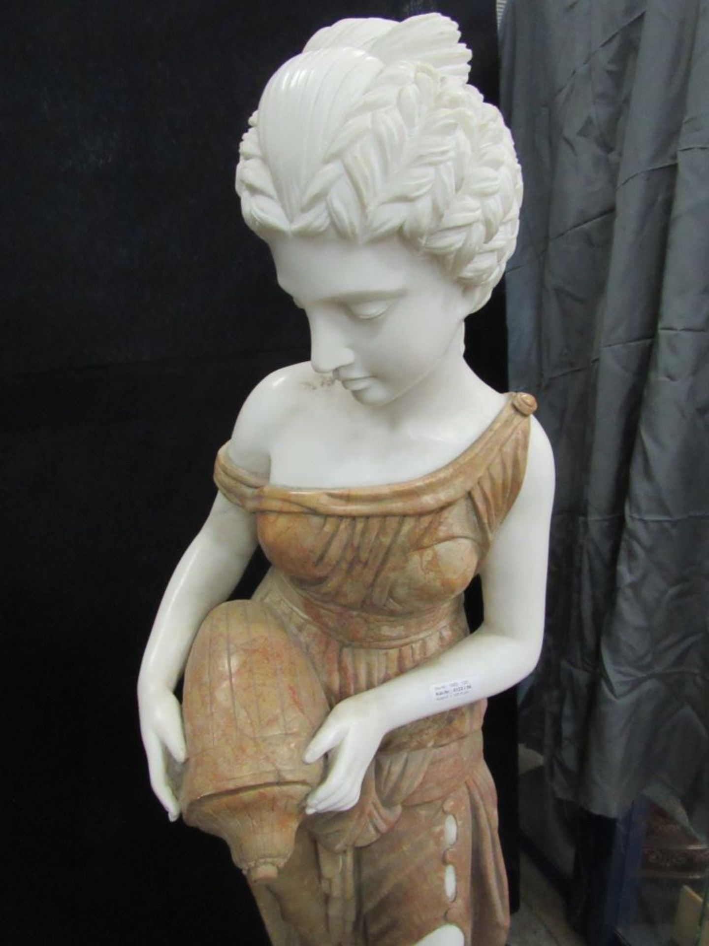 Statue  Dame im Gewand Wein ausgießend - Bild 9 aus 11