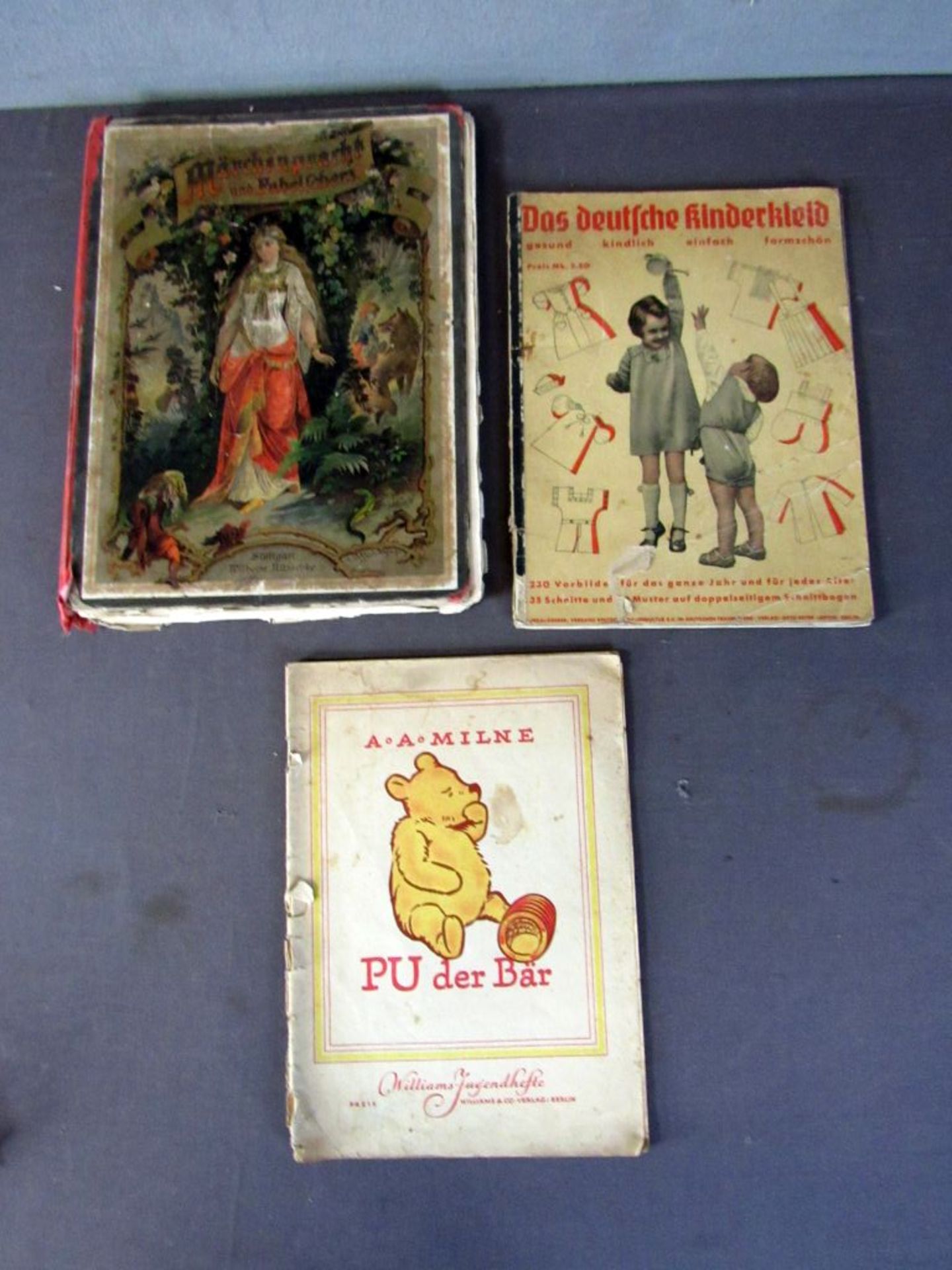 Drei antike Kinderbücher unter anderem