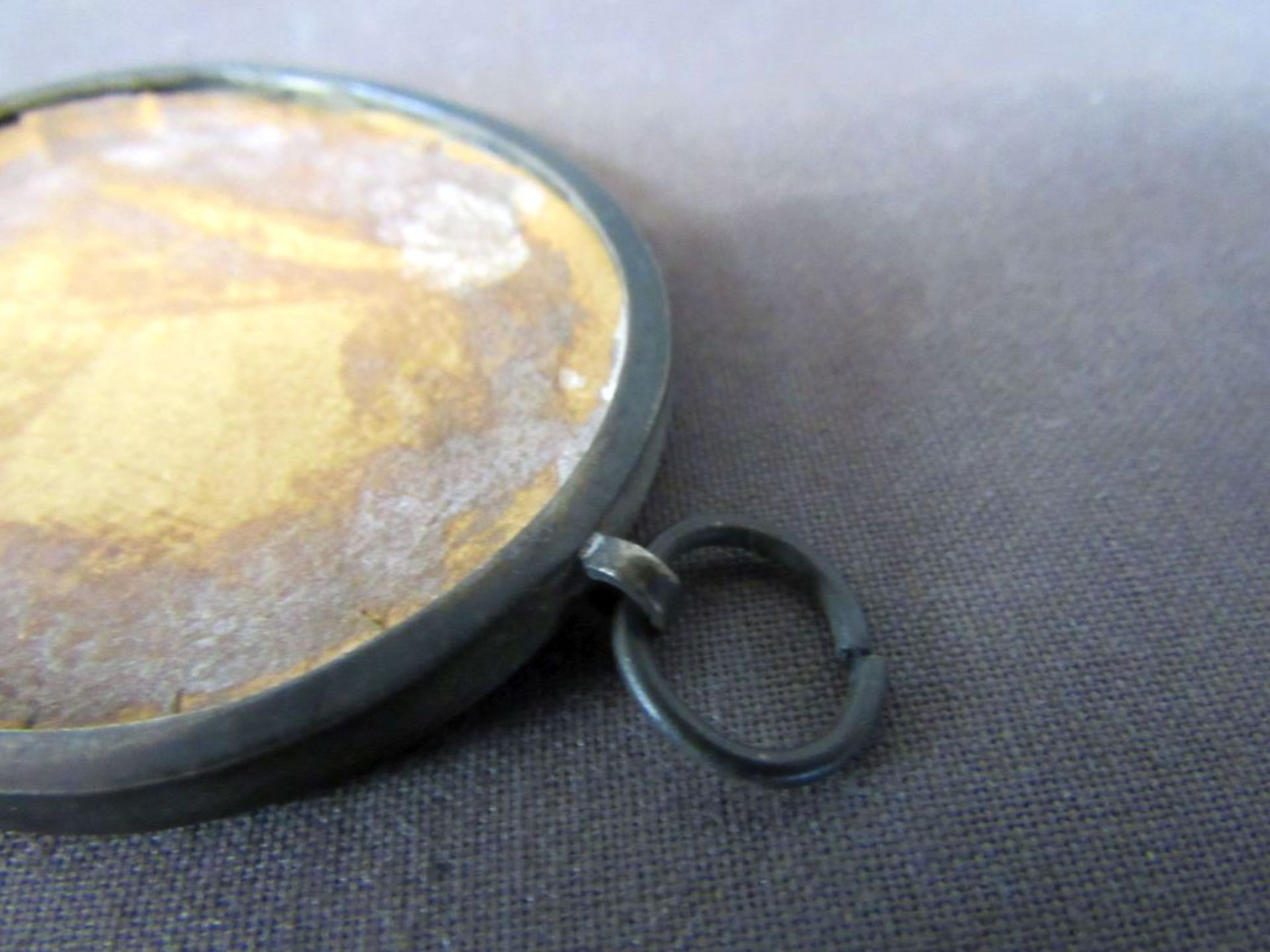 Kleines Amulett in Metallfassung - Bild 5 aus 5