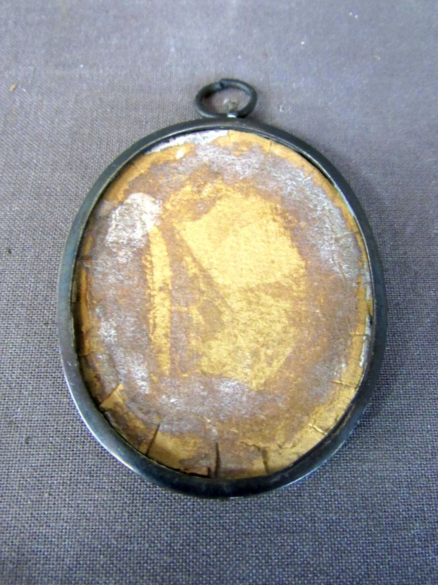 Kleines Amulett in Metallfassung - Bild 4 aus 5