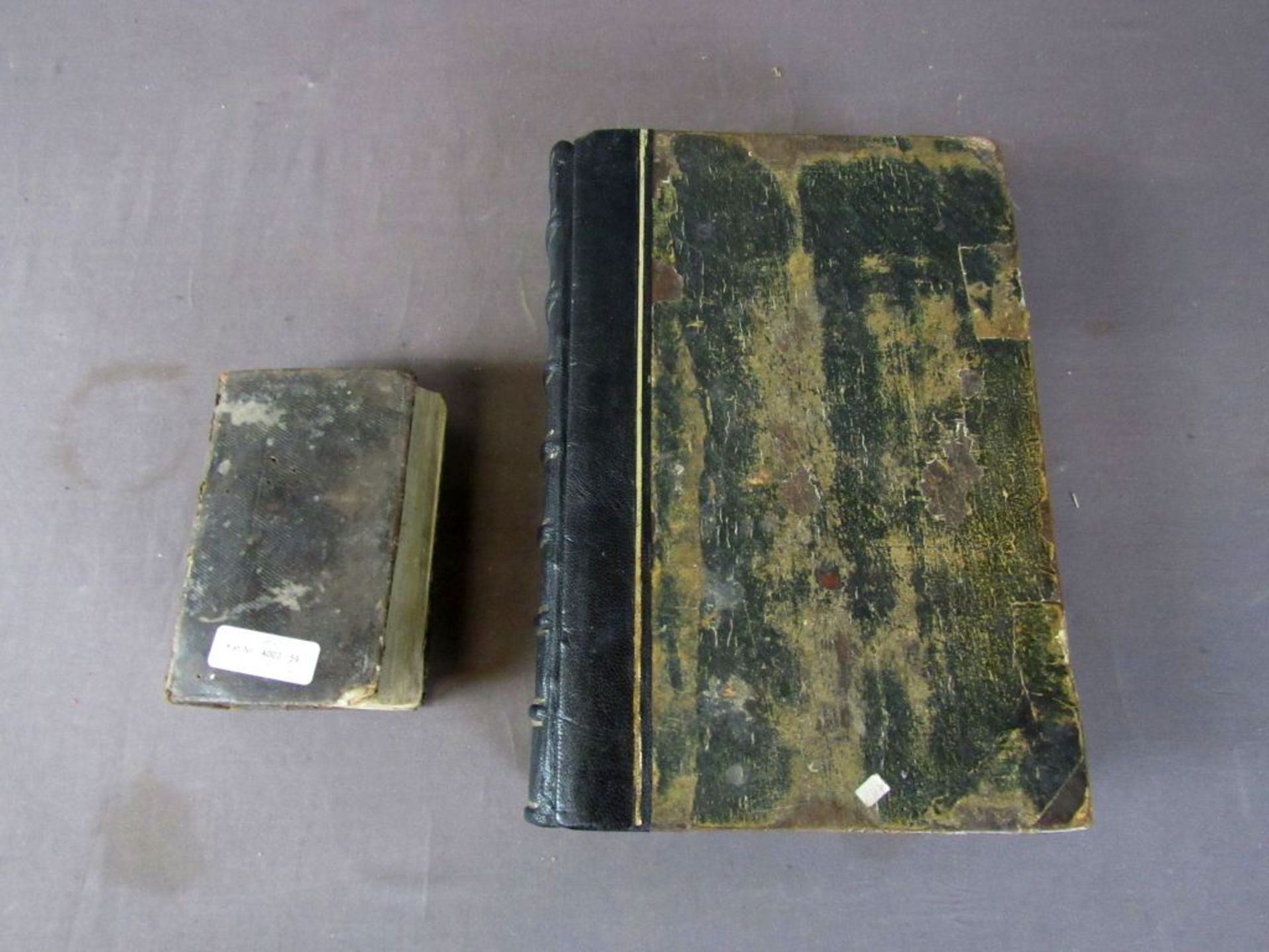 Zwei antike Bücher