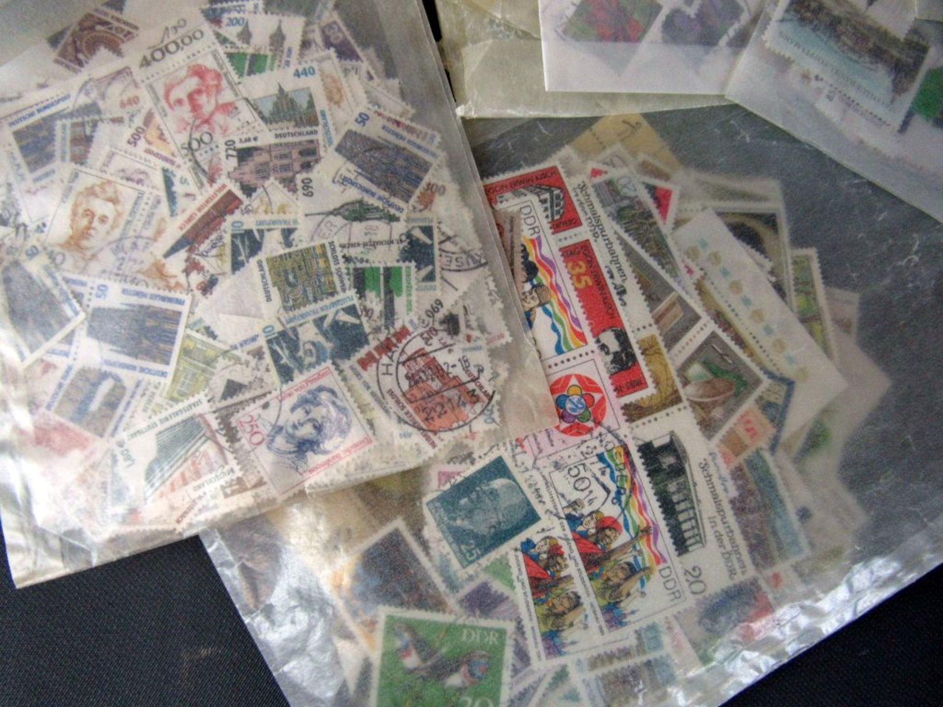 Riesiger Tütenposten mit Briefmarken - Image 3 of 8