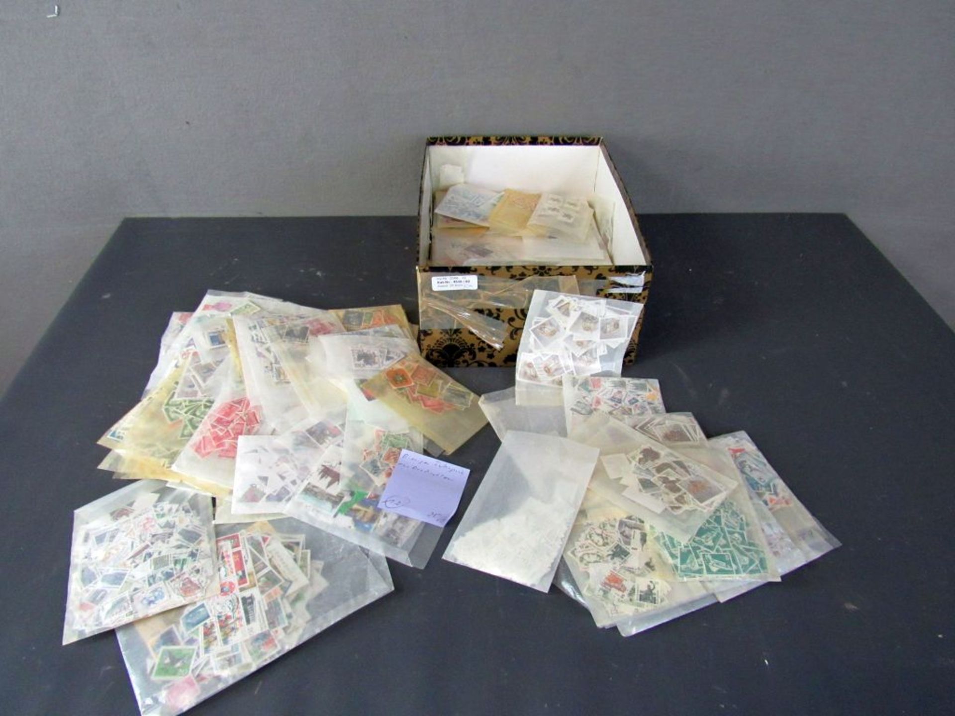 Riesiger Tütenposten mit Briefmarken - Image 2 of 8