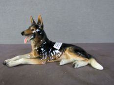 Porzellanfigur liegender Schäferhund