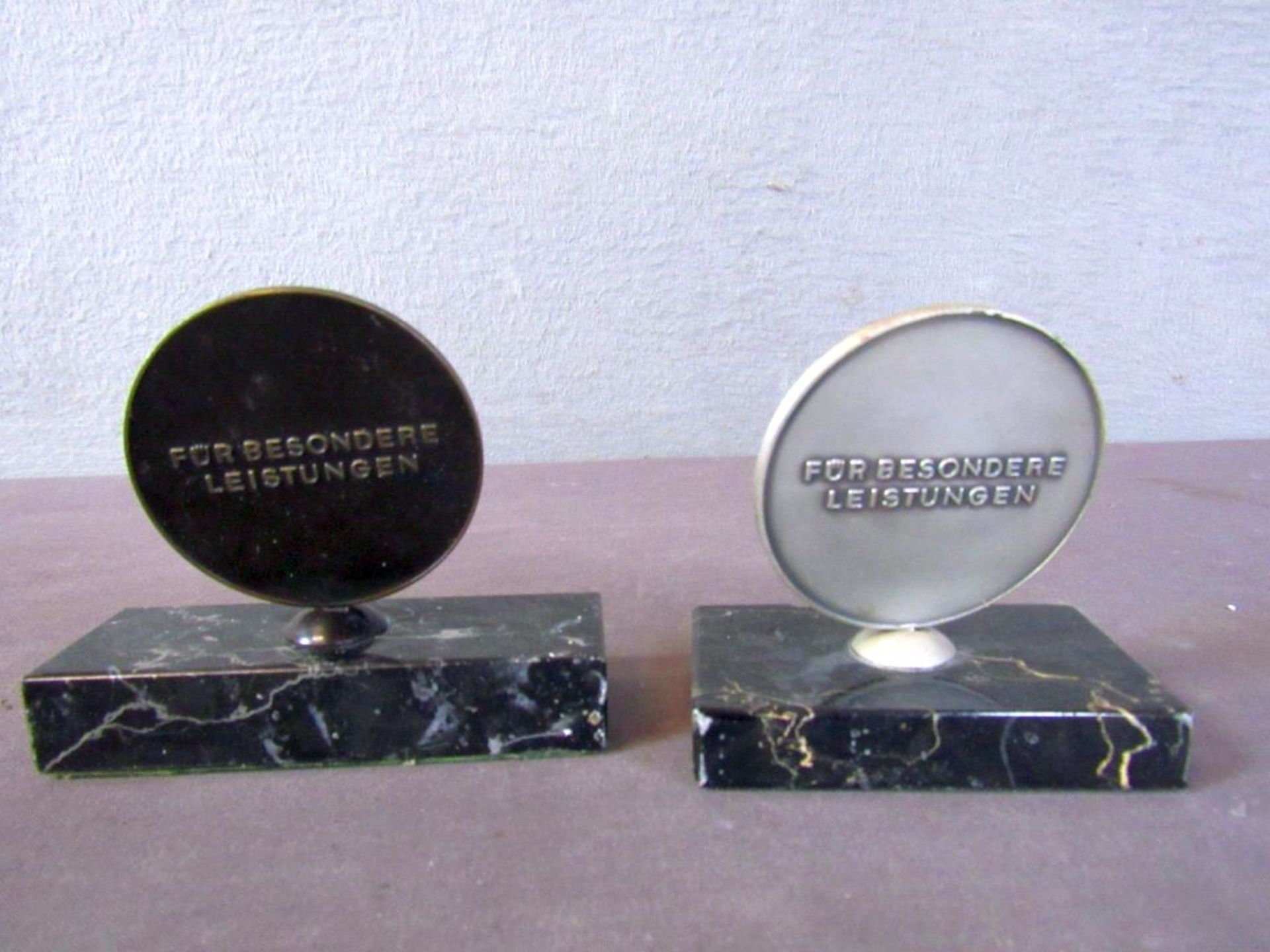 Zwei Medaillen auf - Image 5 of 5