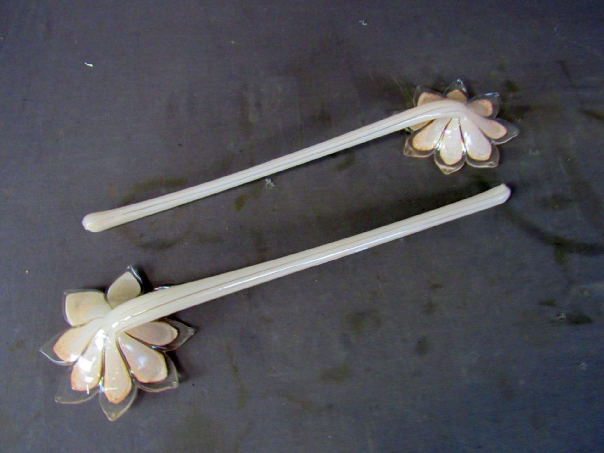 Zwei Tischvasen Glas Blütenform 46 - Image 5 of 6