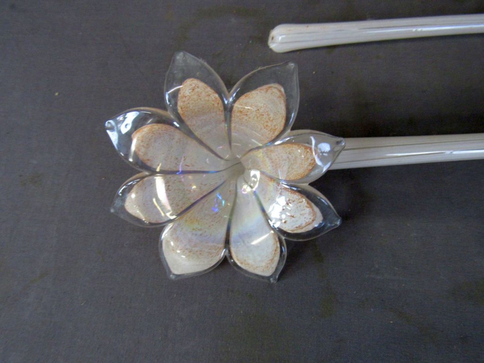 Zwei Tischvasen Glas Blütenform 46 - Image 3 of 6