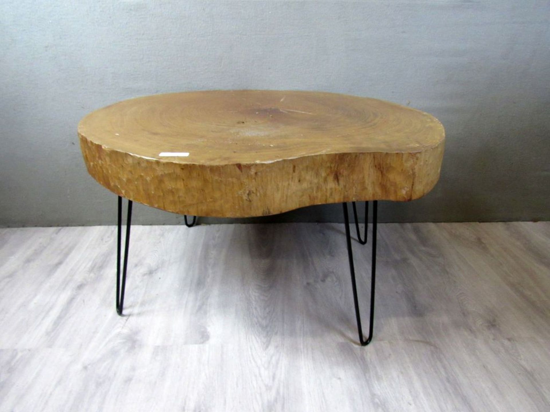 Designertisch aus schwerer Baumscheibe