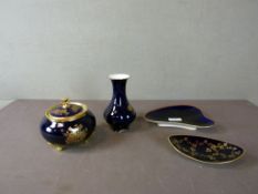 Vier Teile Porzellan kobaltblau