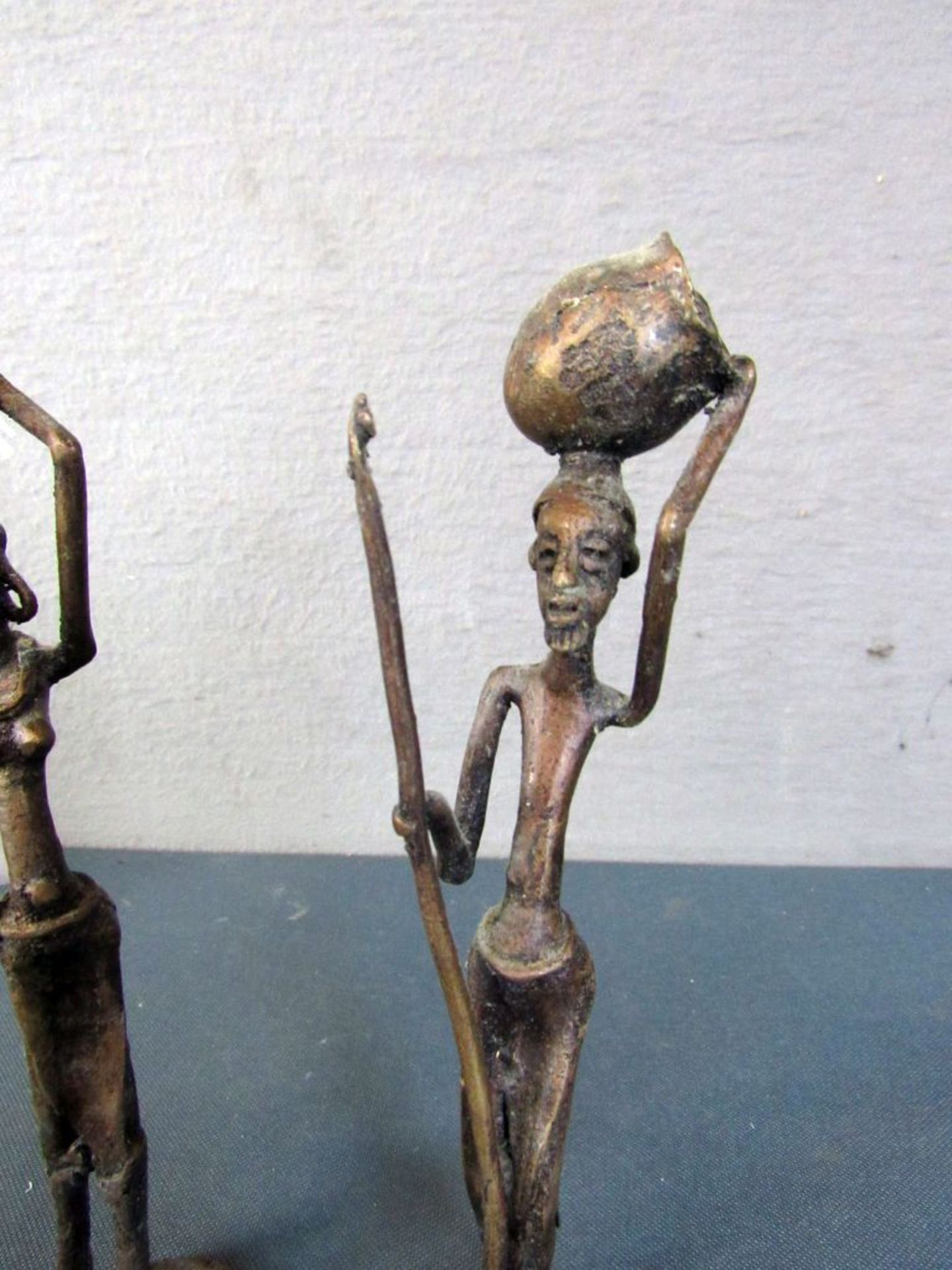 Zwei afrikanische Bronzegußfiguren - Bild 3 aus 6