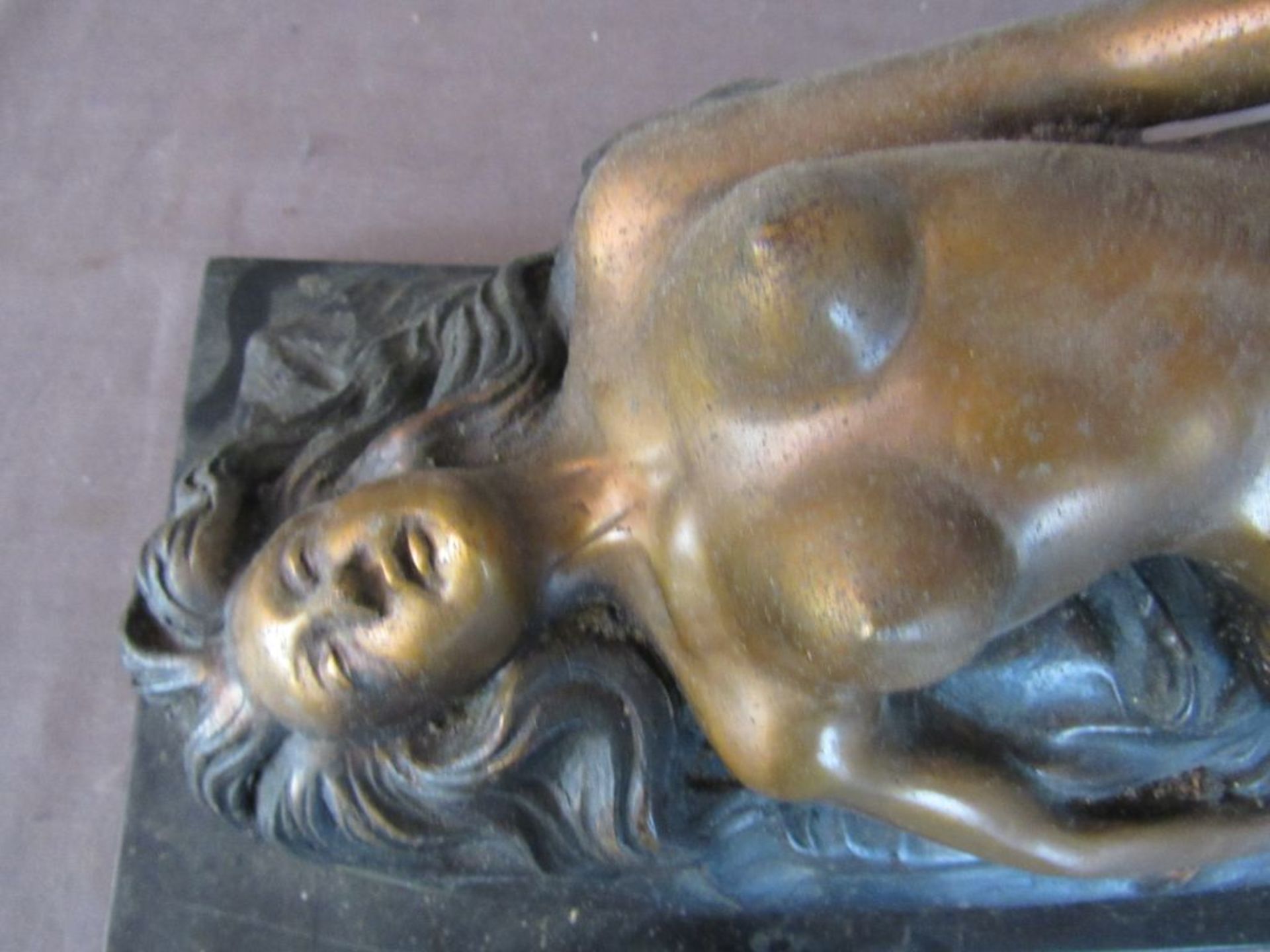 Bronzeskulptur weibliche Aktszene - Image 3 of 8