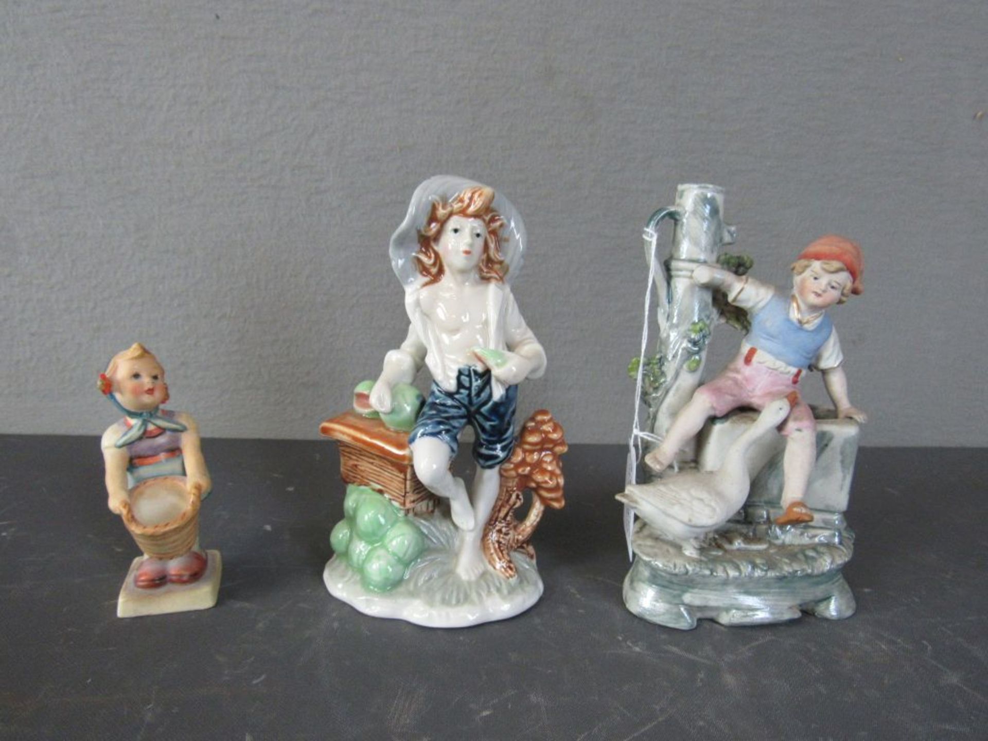 Drei Nippesfiguren teilweise antik