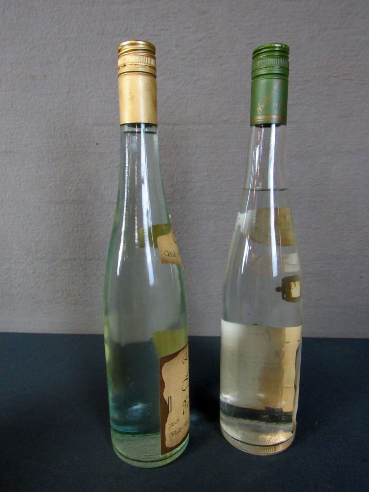 Zwei Flaschen Alkohol - Bild 5 aus 6