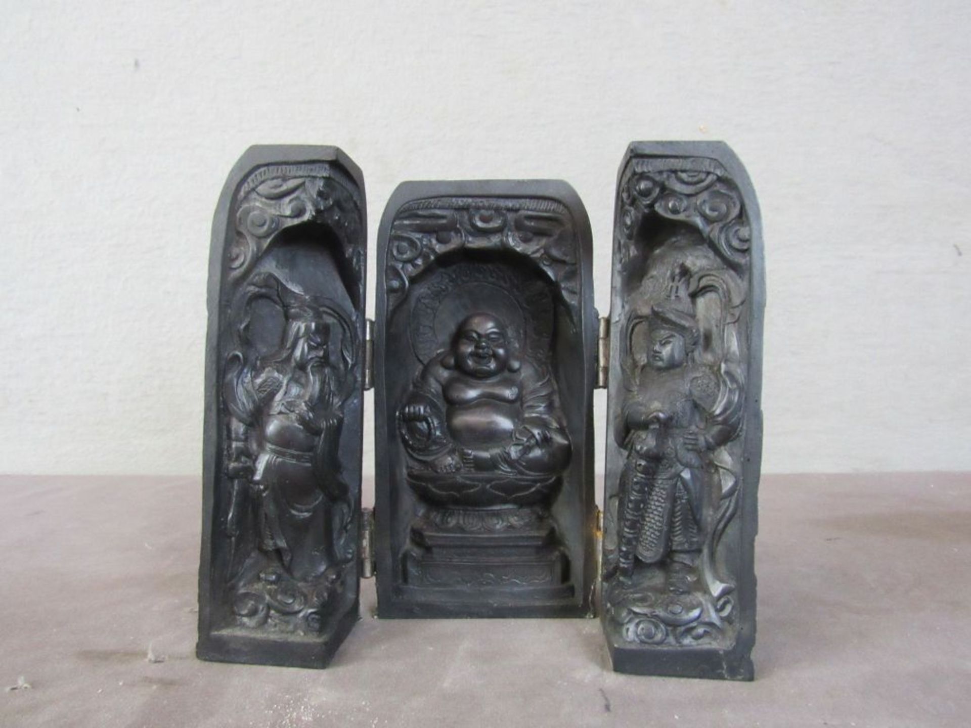 Asiatischer Reisealtar innen mit happy - Image 2 of 7