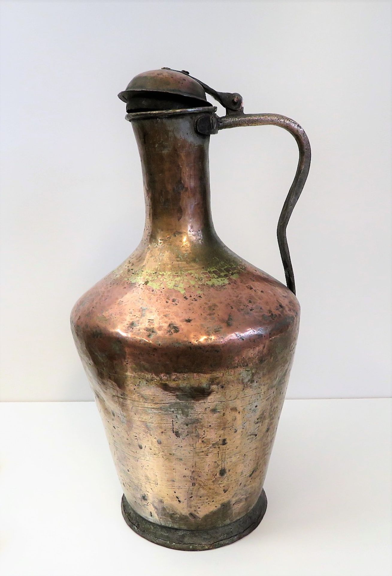 Henkelkanne, wohl Persien, Kupfer handgetrieben, h 56 cm, d 27 cm.