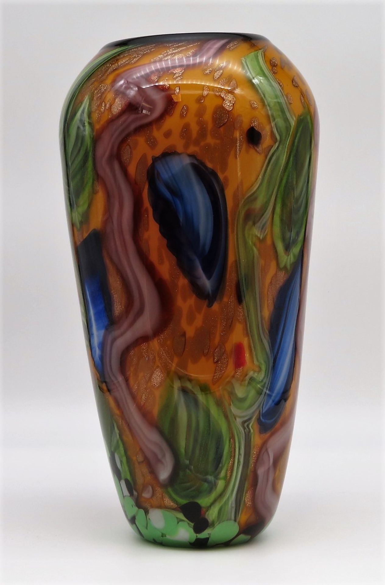 Große Designer-Vase, Italien, wohl Murano, dickwandiges, orangefarbiges Glas mit bläulichen, grünli