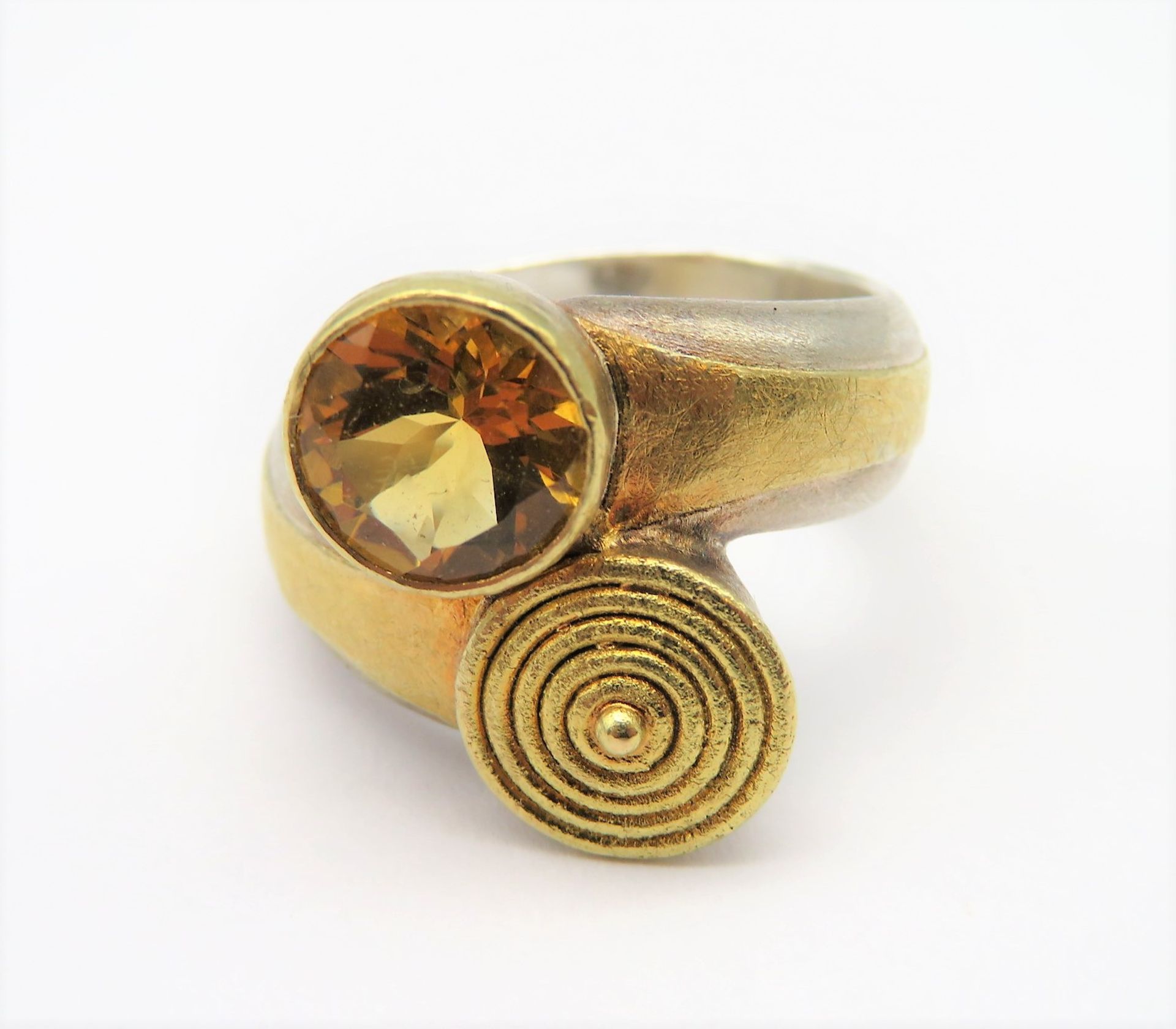 Designer Damenring im Stil eines Toi-et-Moi-Rings, Goldschmiede Winsauer Überlingen, facettierter C