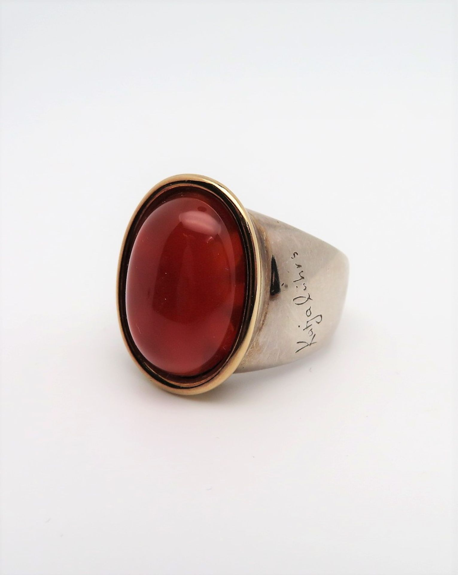 Designer Ring, Katja Lührs München, großer Karneol-Cabochon, gefasst in 18 karätigem Gelbgold, Fass