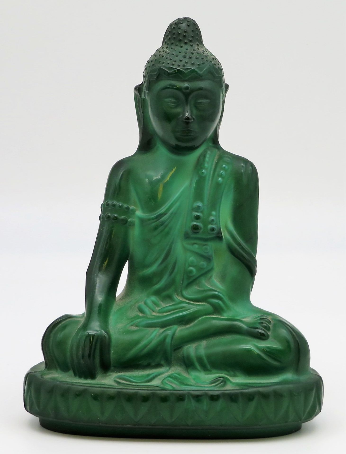 Sitzender Buddha, Gablonz, Curt Schlevogt, um 1920/30, grünes Malachitglas, 21 x 15 x 11 cm.