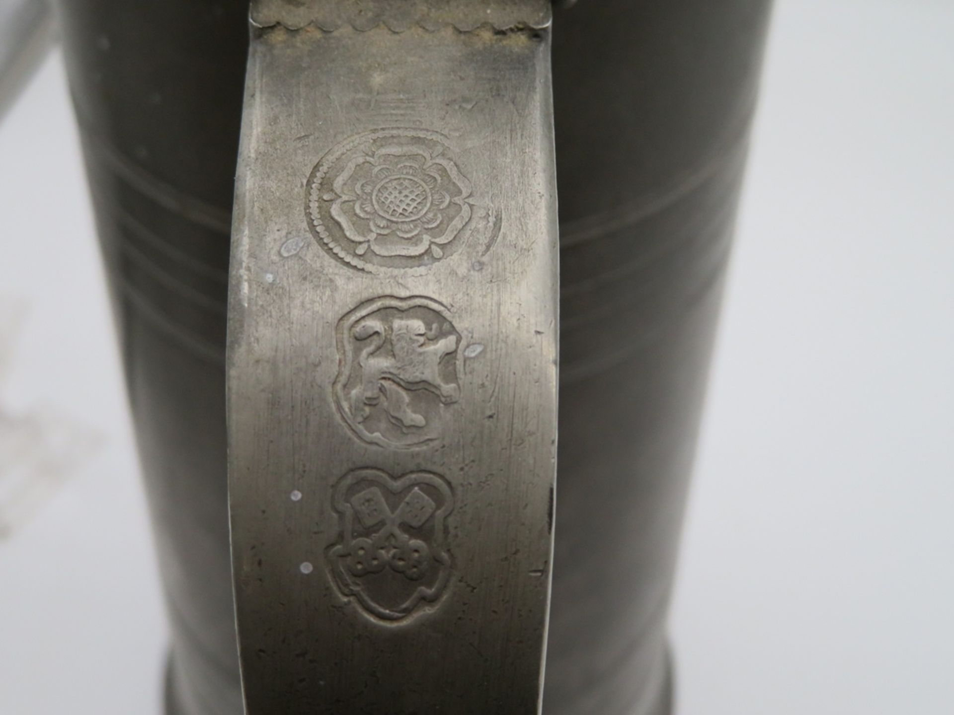 Zunftkrug auf 3 Kugelfüßen, 19. Jahrhundert, Zinn, h 46,5 cm, d 25 cm. - Image 2 of 2