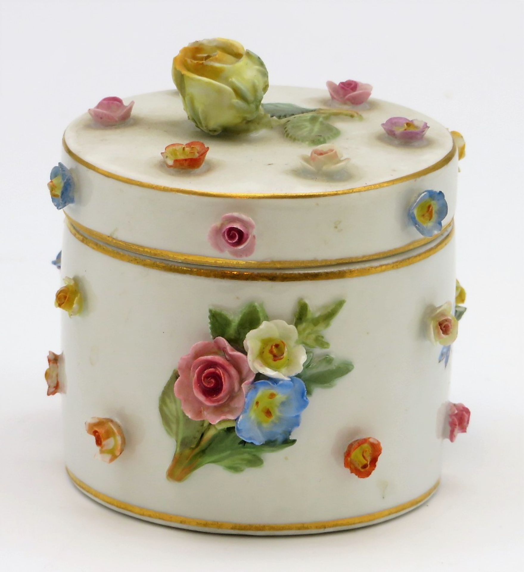 Deckeldose, Meissen, um 1850, Weißporzellan mit polychromer Blütenbemalung und aufgesetzten Blüten,