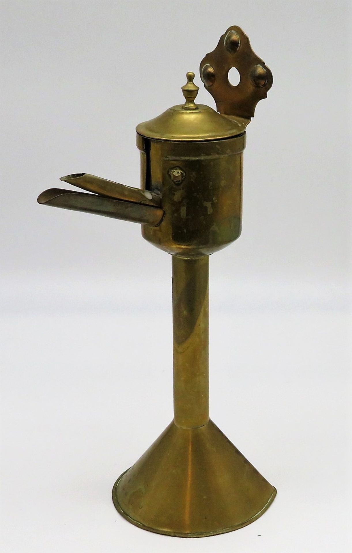 Öllampe, sog. "Rotznase", 19. Jahrhundert, Messing, h 34 cm, d 11,5 cm.