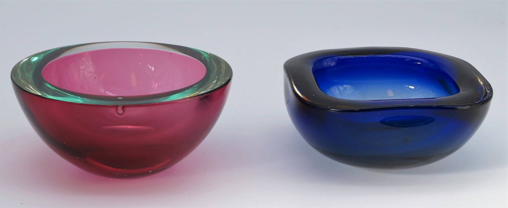 2 Designer-Schalen, Italien, 1950er Jahre, Blau und Rosa eingefärbtes, dickwandiges Glas, h 5,5/6 c