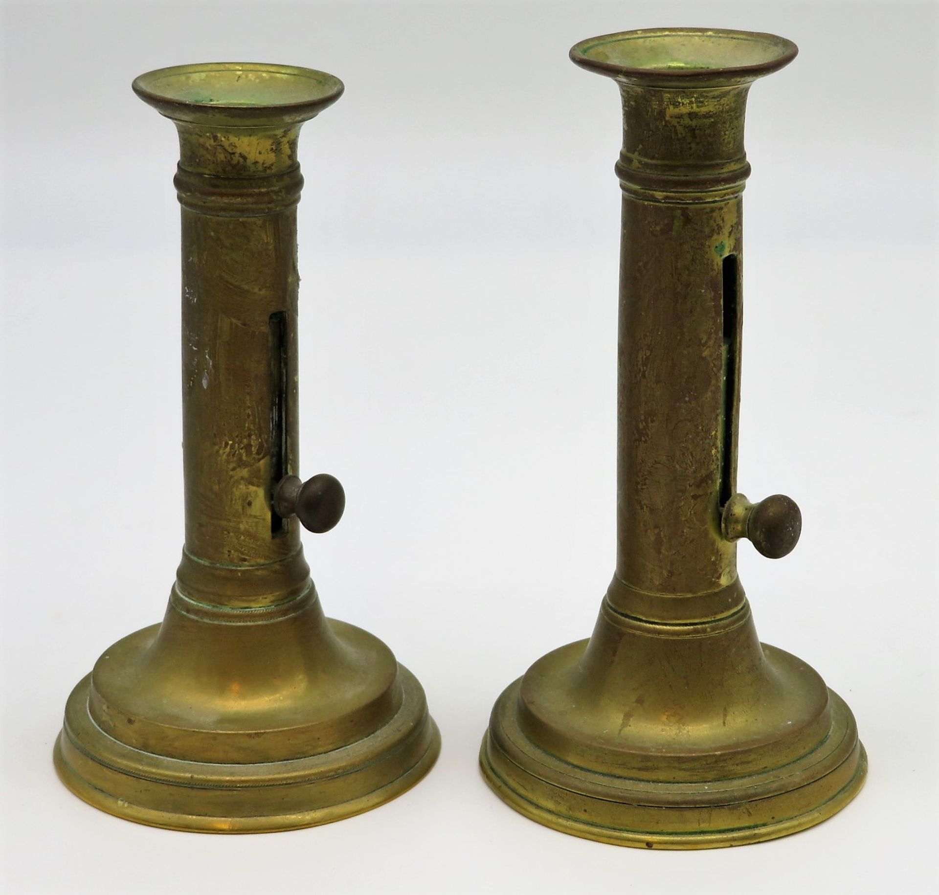 2 Biedermeier Schiebeleuchter, um 1830/40, Messing, h 15,5/16,5 cm, d 8,5/8,5 cm.