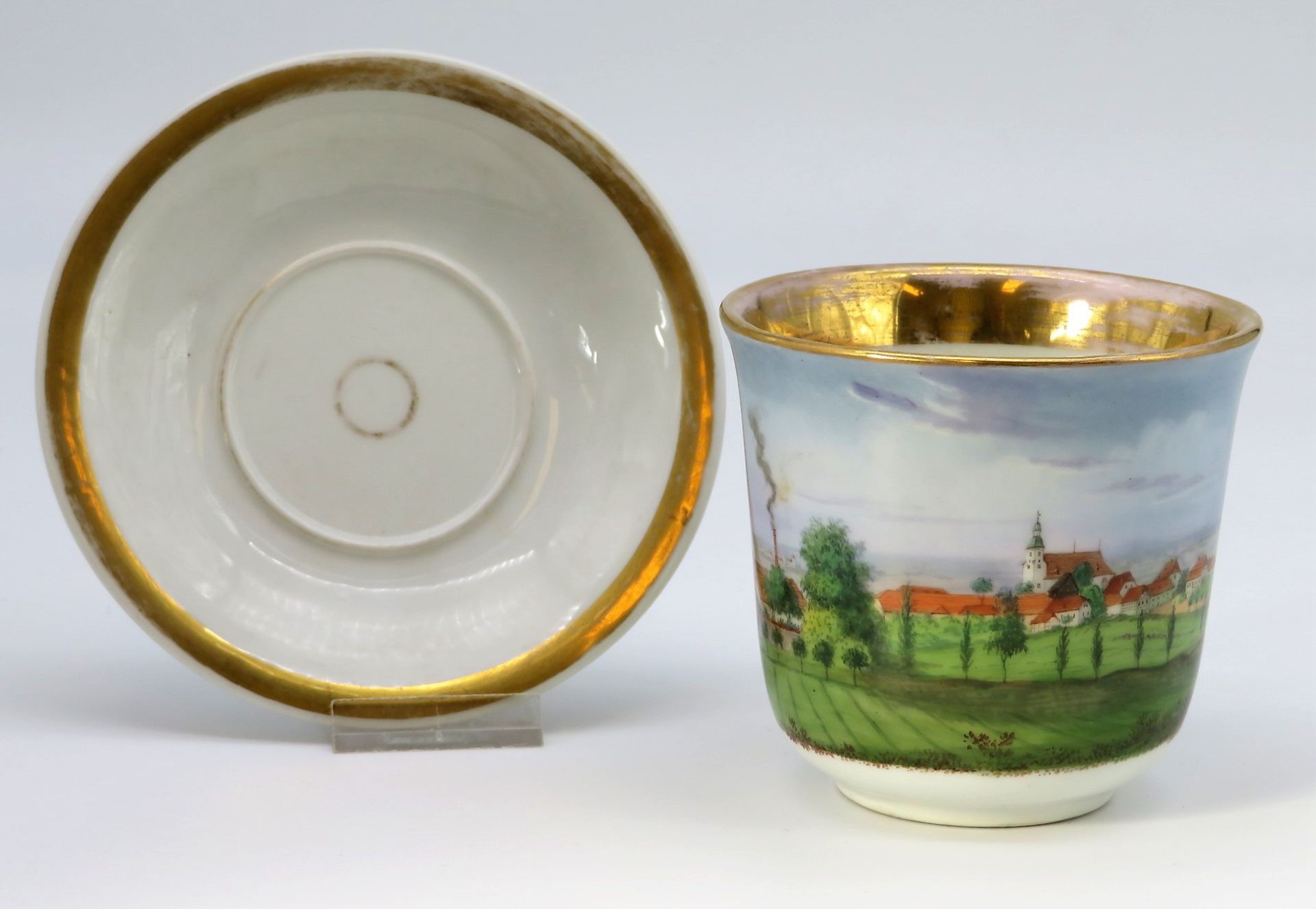 Tasse mit UT, Biedermeier, 19. Jahrhundert, gem. "TPM", Weißporzellan mit polychromer Landschaftsbe