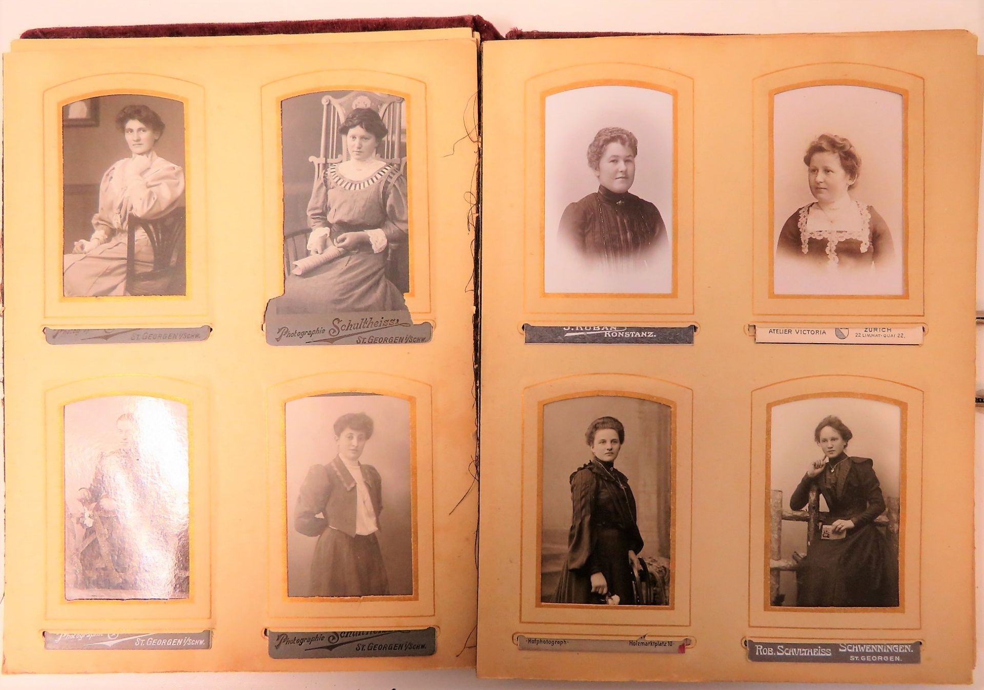 Fotoalbum mit 64 alten Fotografien, um 1900.