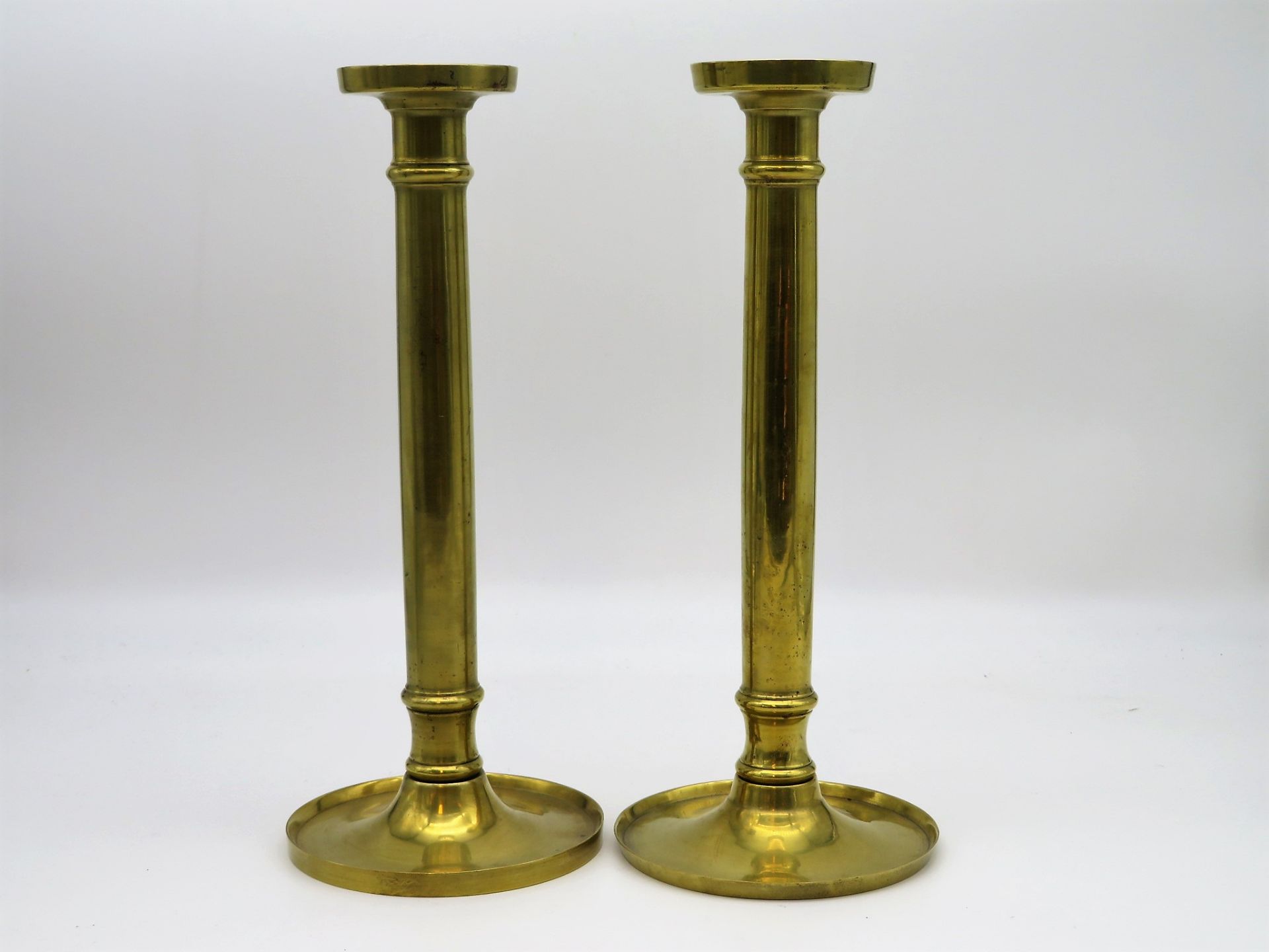 2 Biedermeier Kerzenleuchter, Messing, h 31 cm, d 13 cm.