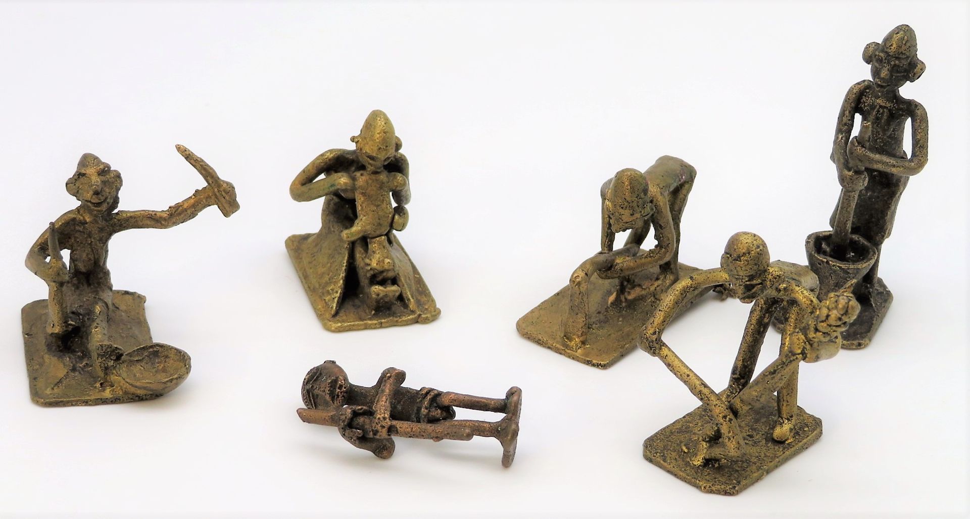 6 diverse Gelbgussfiguren, Afrika, ca. h 4,5 bis 7,5 cm.