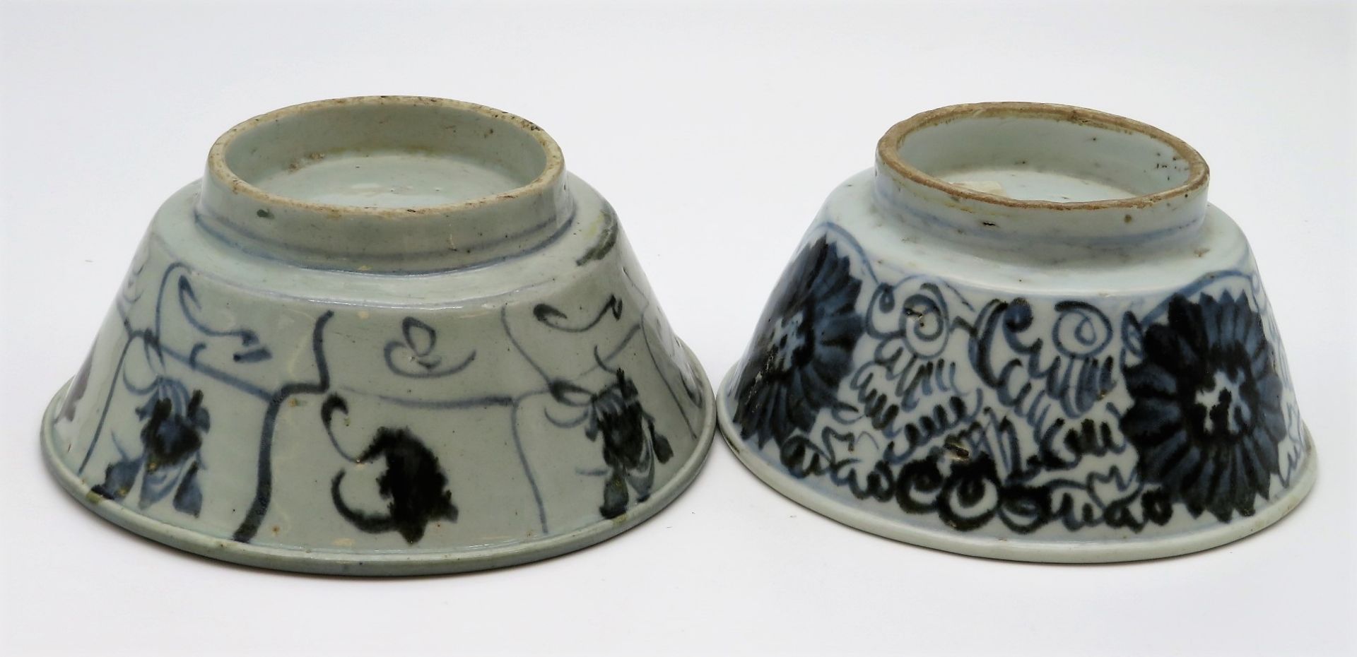 2 antike, bäuerliche Schalen, China, 18./19. Jahrhundert, Porzellan mit unterglasur-bläulicher Bema - Bild 2 aus 2