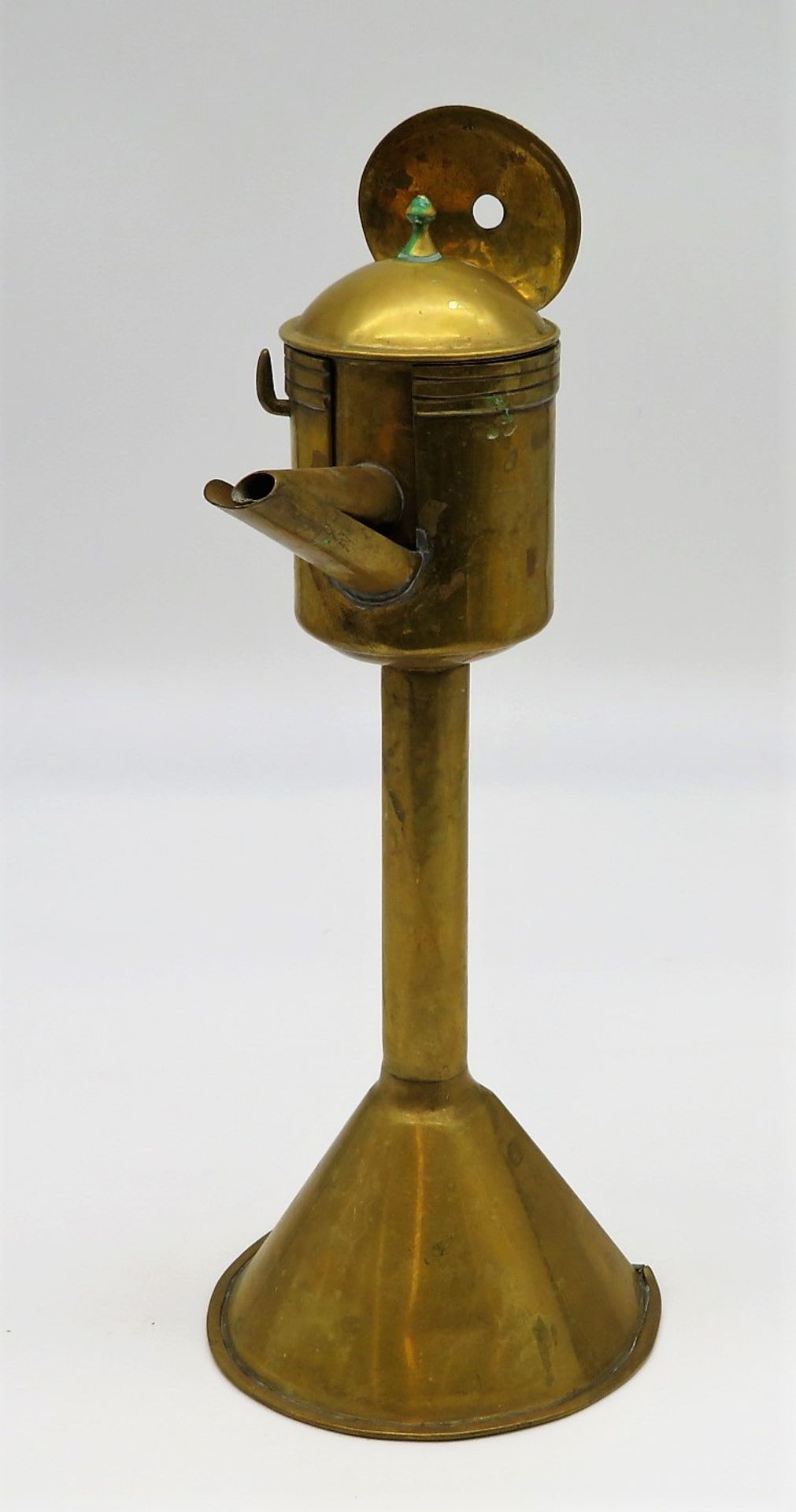 Öllampe, sog. "Rotznase", um 1900, Messing, h 29,5 cm, d 12 cm.