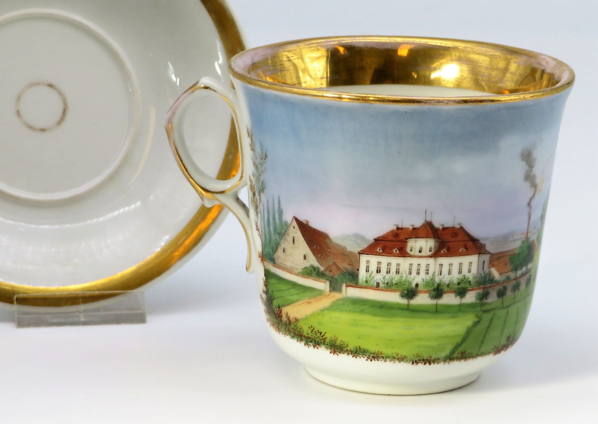 Tasse mit UT, Biedermeier, 19. Jahrhundert, gem. "TPM", Weißporzellan mit polychromer Landschaftsbe - Bild 2 aus 3