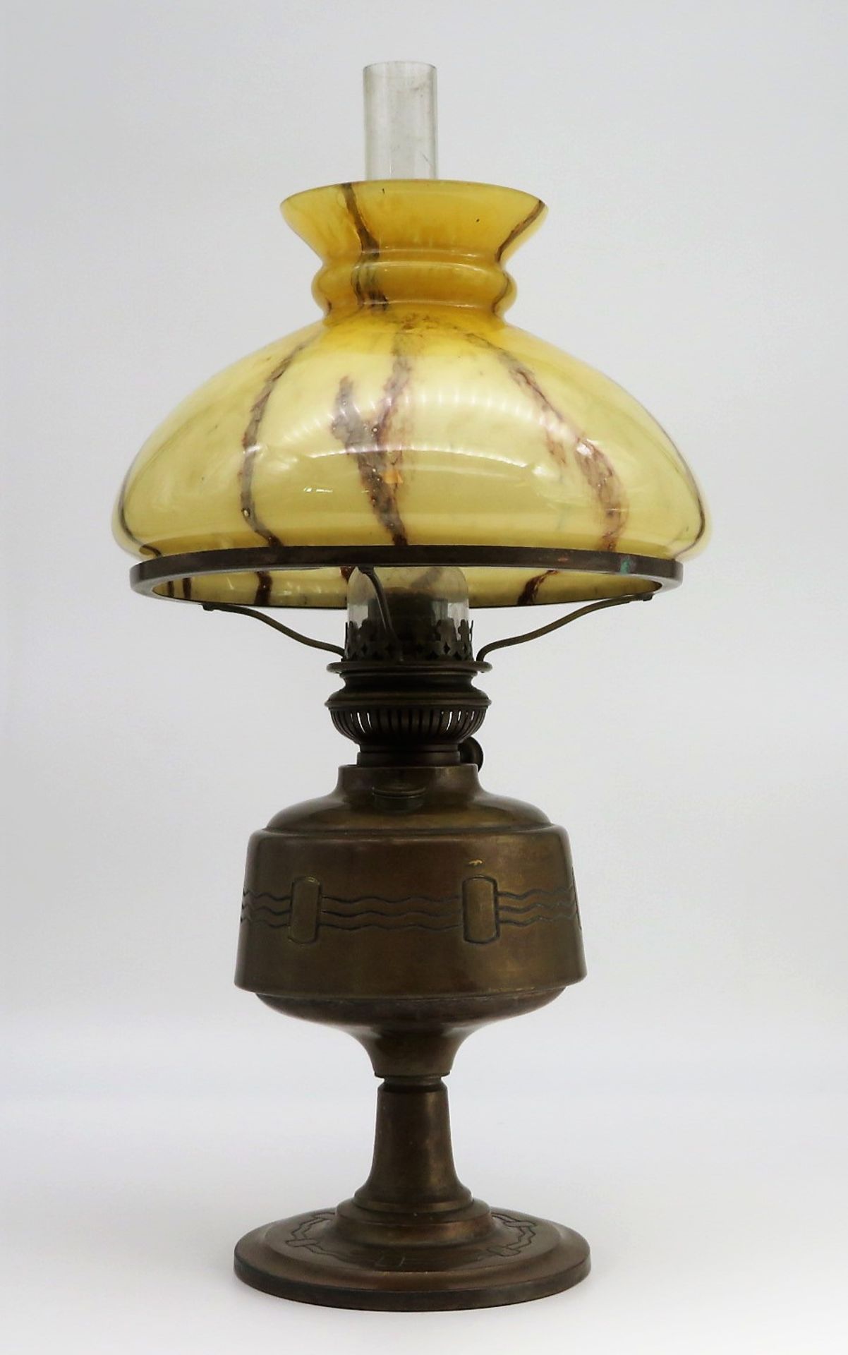 Petroleumlampe, Art Déco, um 1910, Messing mit bräunlich eingefärbtem Glasschirm, h 53 cm, d 25 cm.