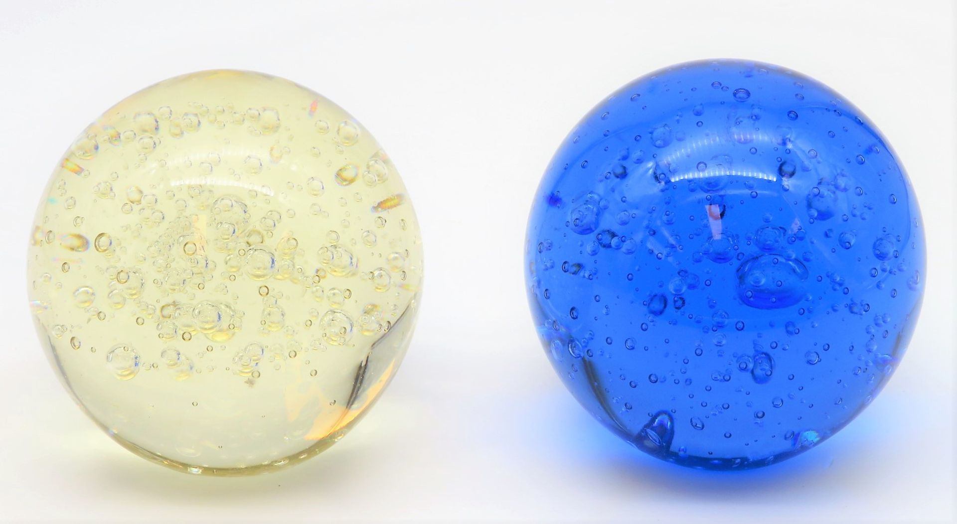 2 Paperweights/Briefbeschwerer, rauchfarben und Blau eingefärbtes Glas mit eingeschmolzenen Luftbla