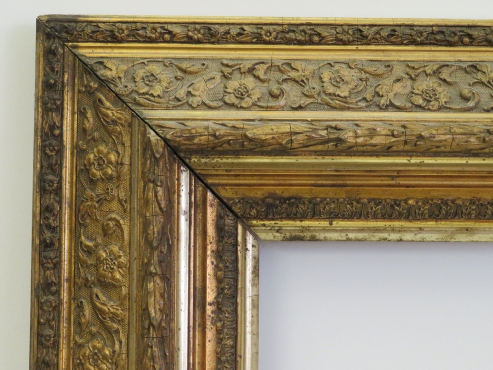 Vergoldeter Stuckrahmen, 19. Jahrhundert, min.best., Innenmaß 57,9 x 43,9 cm, Außenmaß 84 x 70 cm. - Image 2 of 2