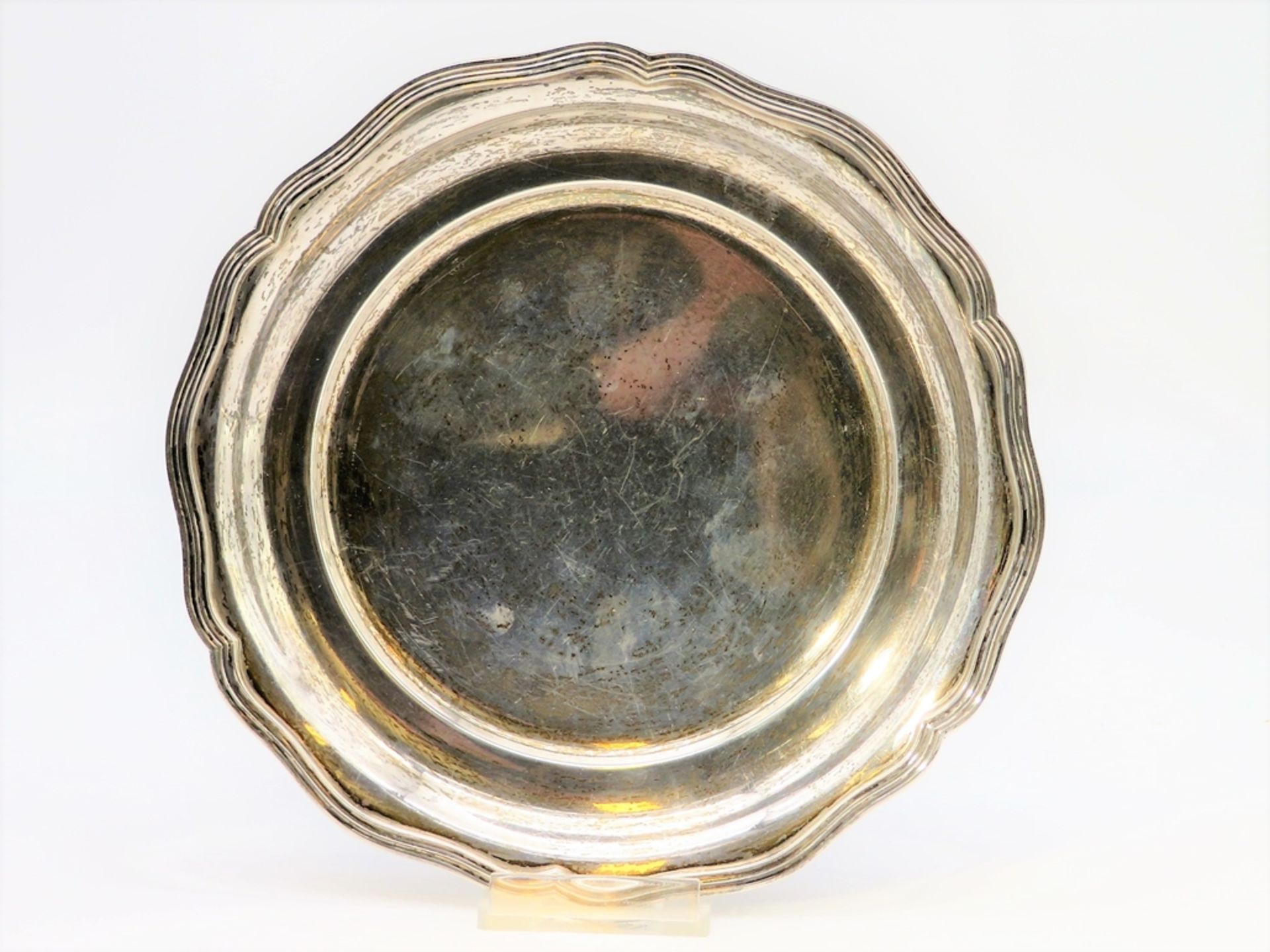 Teller mit Barockrand, um 1900, 800er Silber, gepunzt, 413 g, h 2 cm, d 22,5 cm.