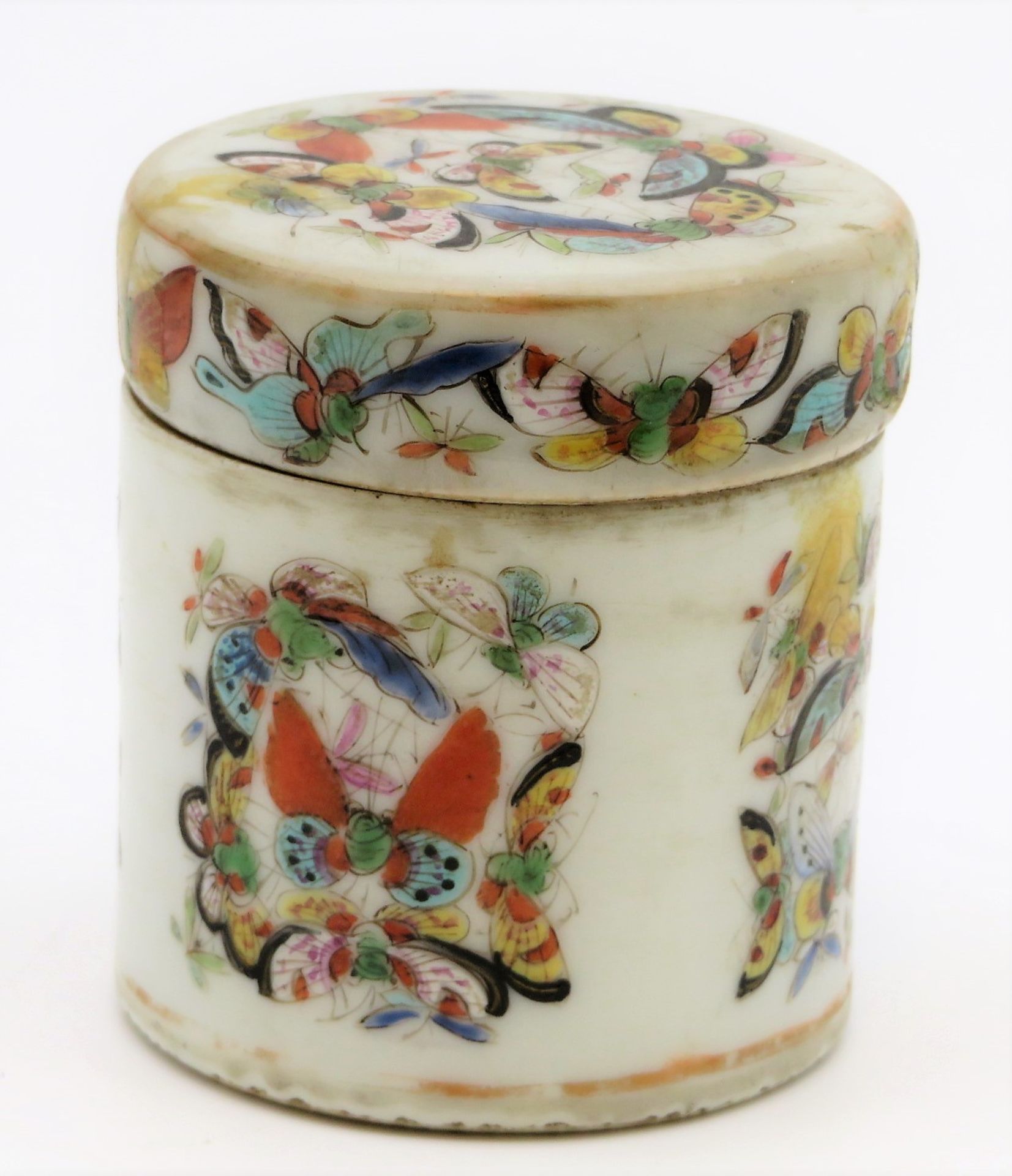Salbdöschen, China, 19. Jahrhundert, Porzellan mit polychromen Schmetterlingsbemalungen, Deckel mit