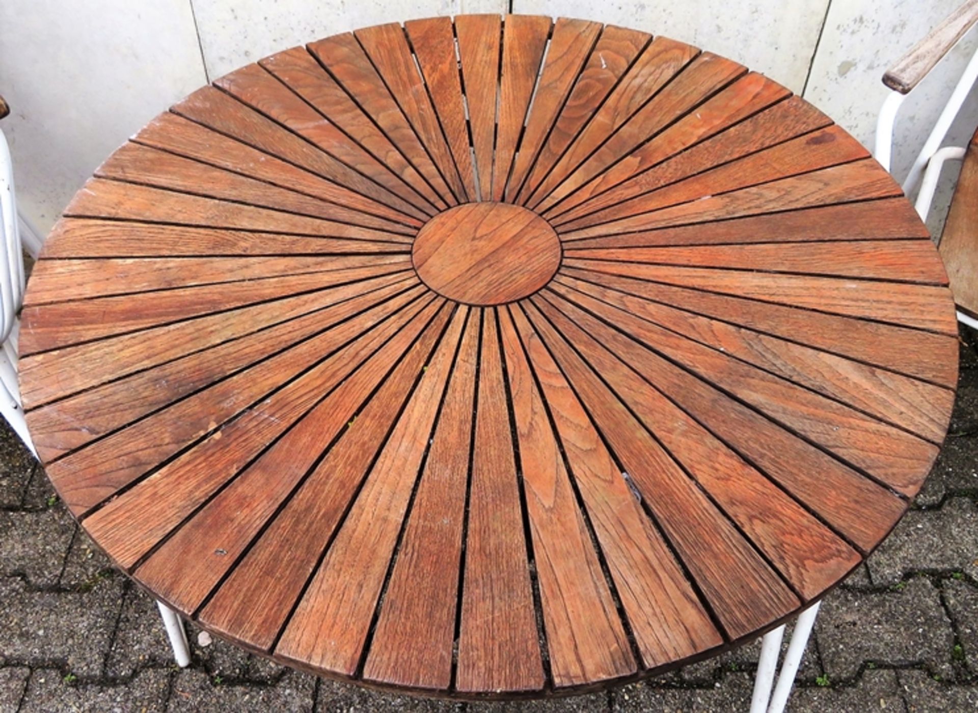 6 teilige Gartengarnitur, Tisch mit 5 Stühlen, 1950/60er Jahre, Holz und Metall Weiß gelackt, alter - Image 2 of 2