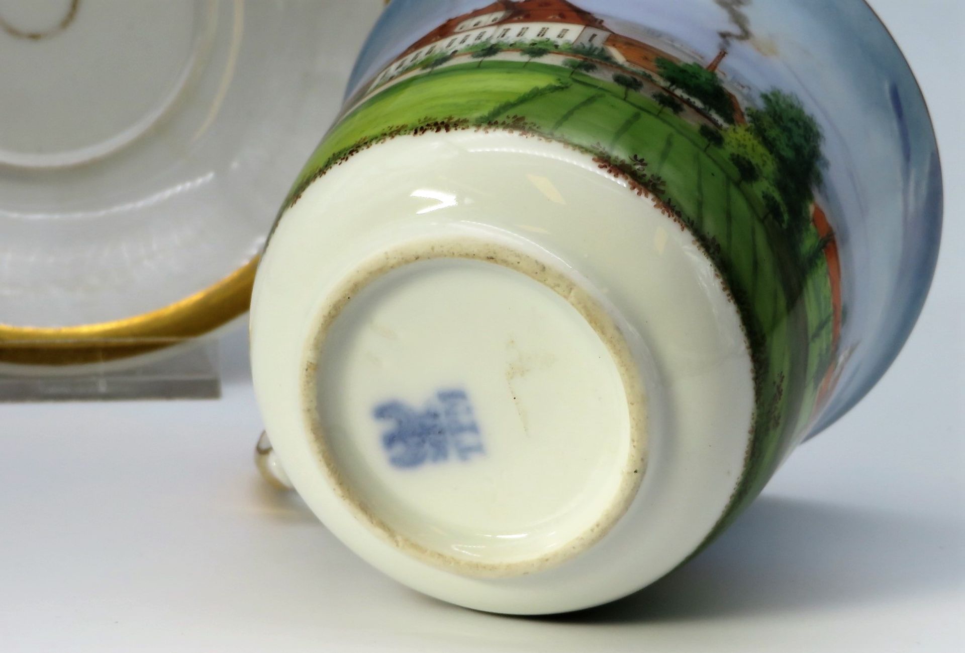 Tasse mit UT, Biedermeier, 19. Jahrhundert, gem. "TPM", Weißporzellan mit polychromer Landschaftsbe - Bild 3 aus 3