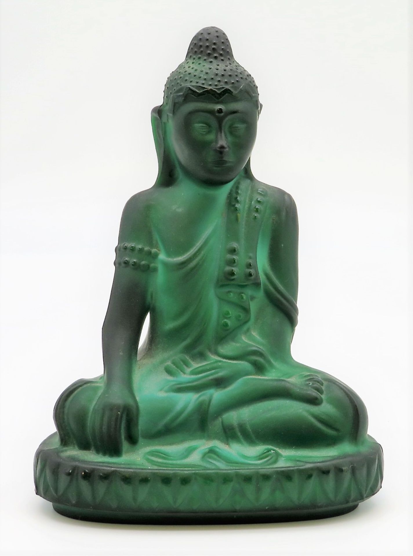 Sitzender Buddha, Gablonz, Curt Schlevogt, um 1920/30, grünes Malachitglas, 21 x 15 x 11 cm.