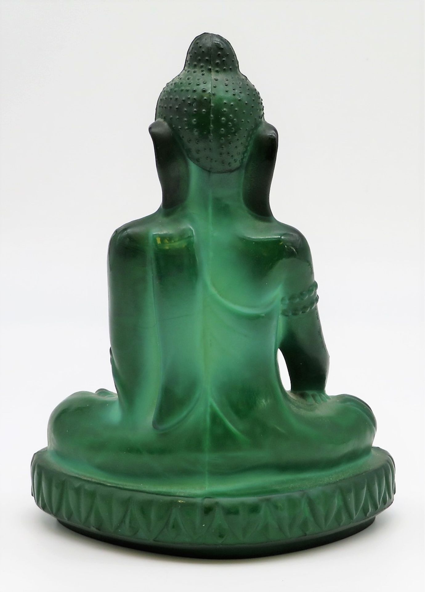 Sitzender Buddha, Gablonz, Curt Schlevogt, um 1920/30, grünes Malachitglas, 21 x 15 x 11 cm. - Bild 2 aus 2
