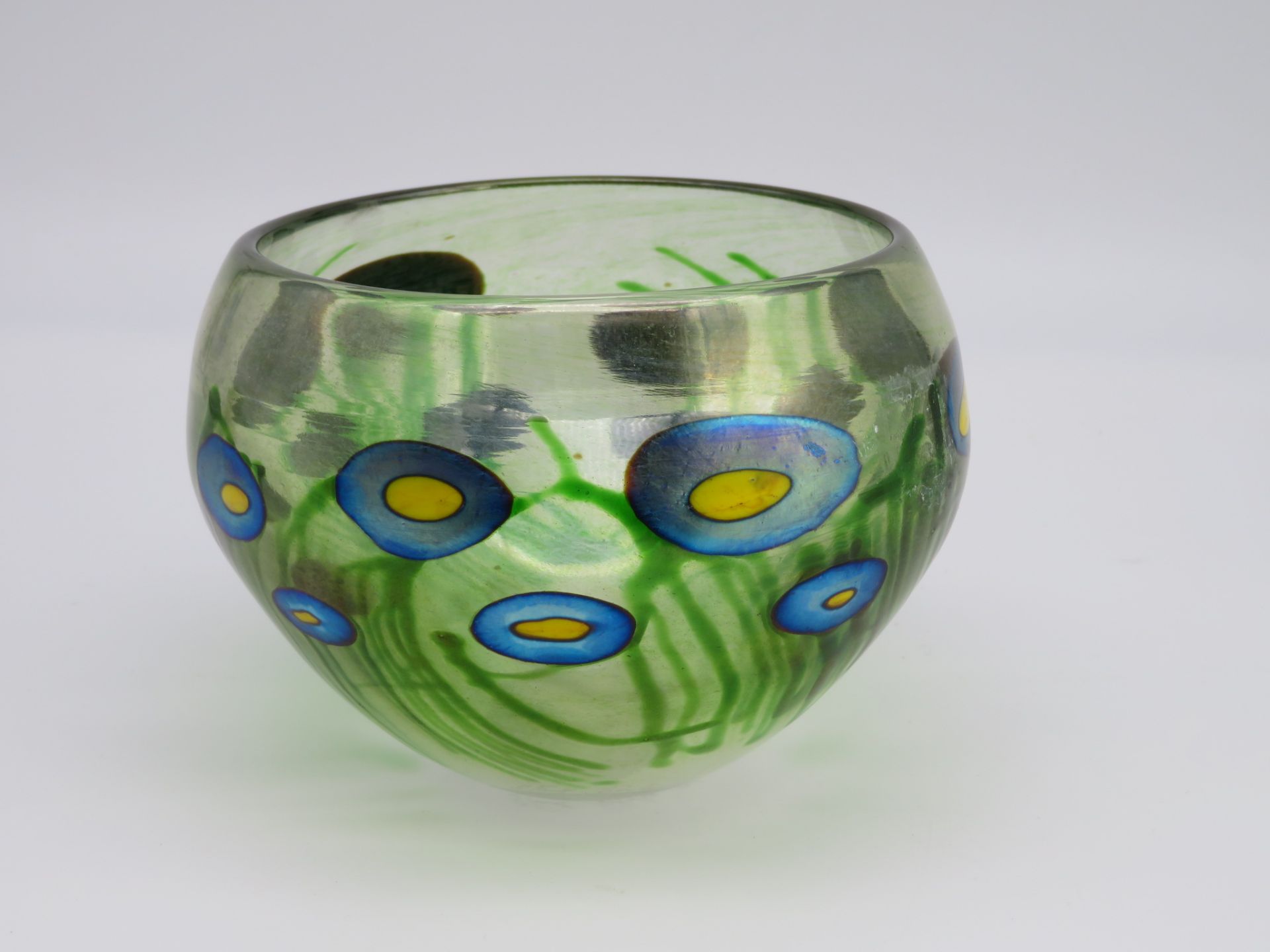Designer Schale, grünlich transparentes Glas mit irisierenden, polychromen Blüten, unleserlich sign - Bild 2 aus 3