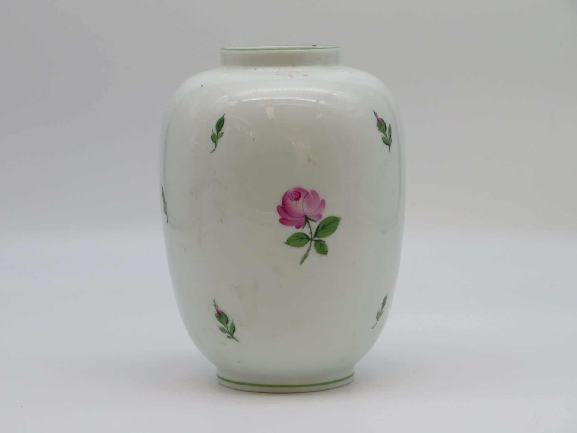 Vase, Österreich, Augarten Wien, Weißporzellan mit polychromer Rosenbemalung, gem., h 18 cm, d 13 c