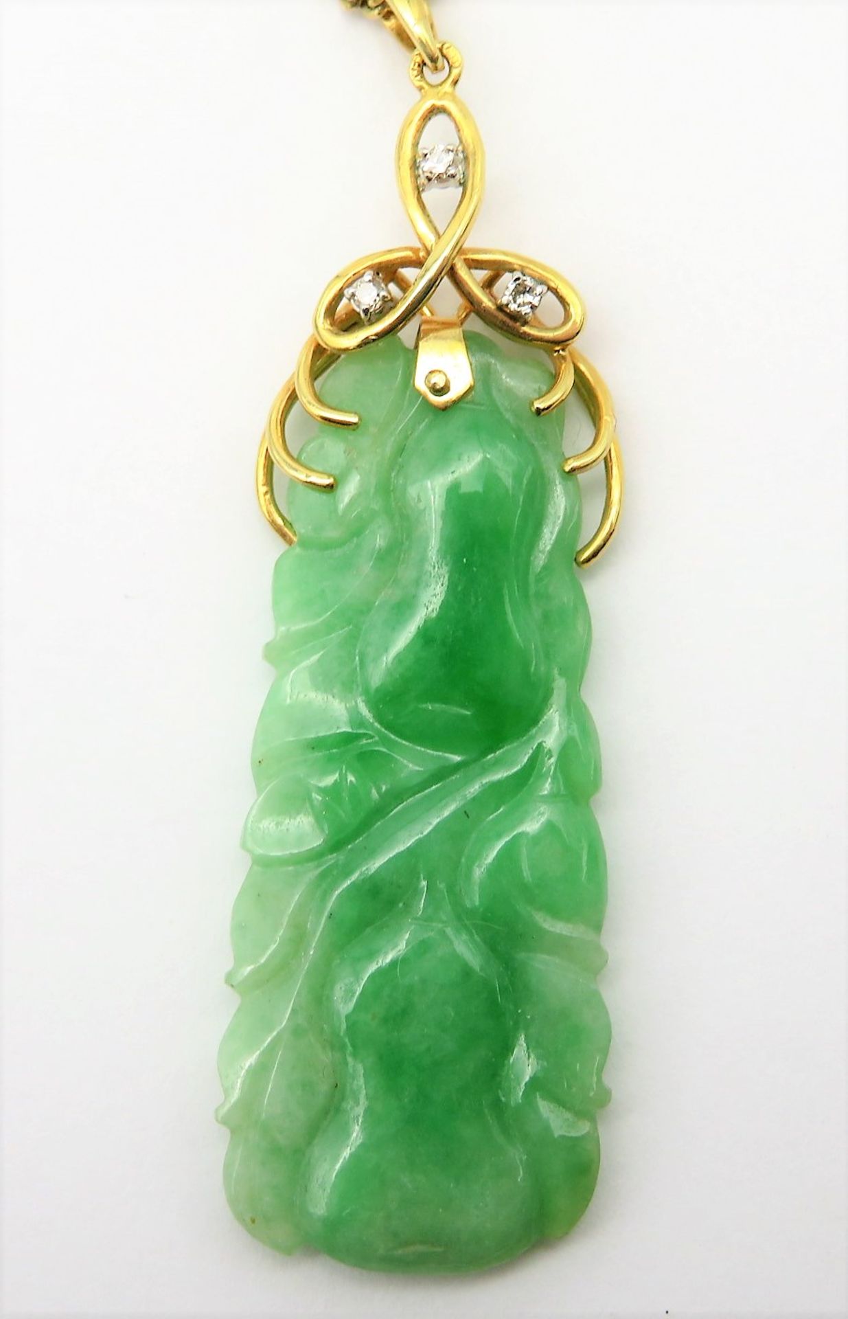 Anhänger an Flachpanzerkette, grünlich-weiße Jade feinst geschnitzt, 3 Diamanten, zus.ca. 0,06 ct, 