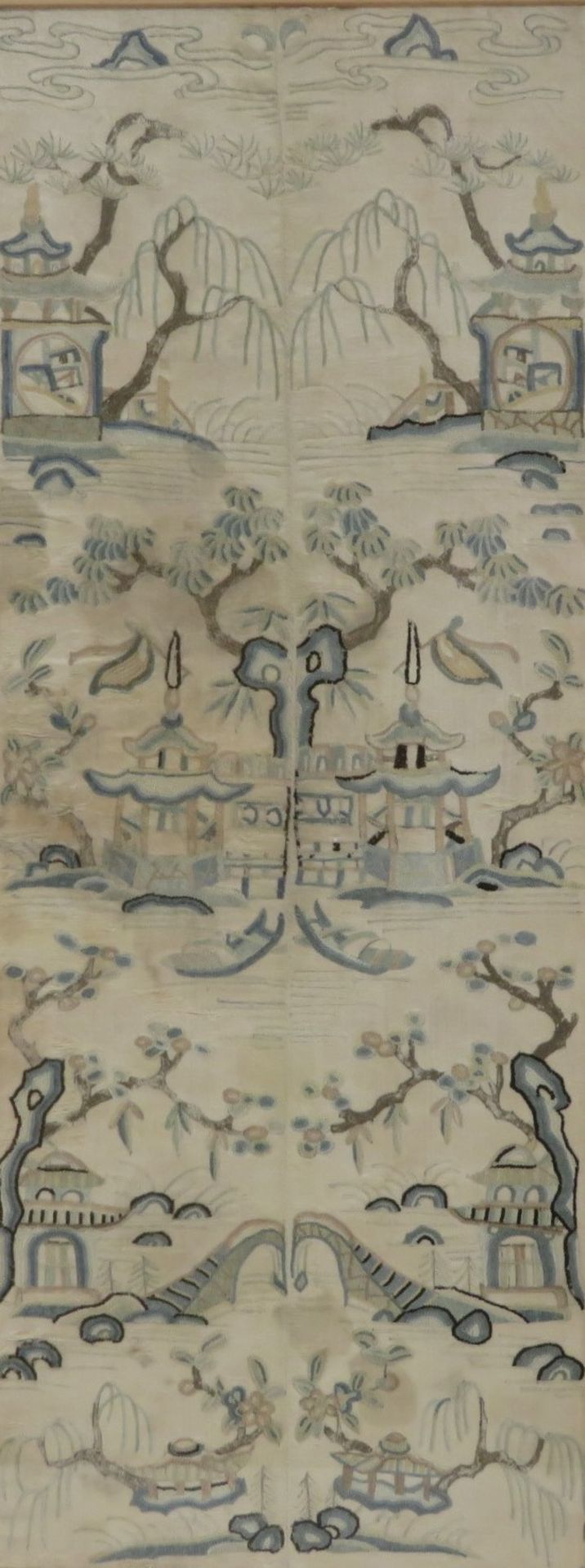 Seidenstickerei, China, 18./19. Jahrhundert, sehr feine Stickerei mit seltenem Knoten, 46 x 18 cm, 