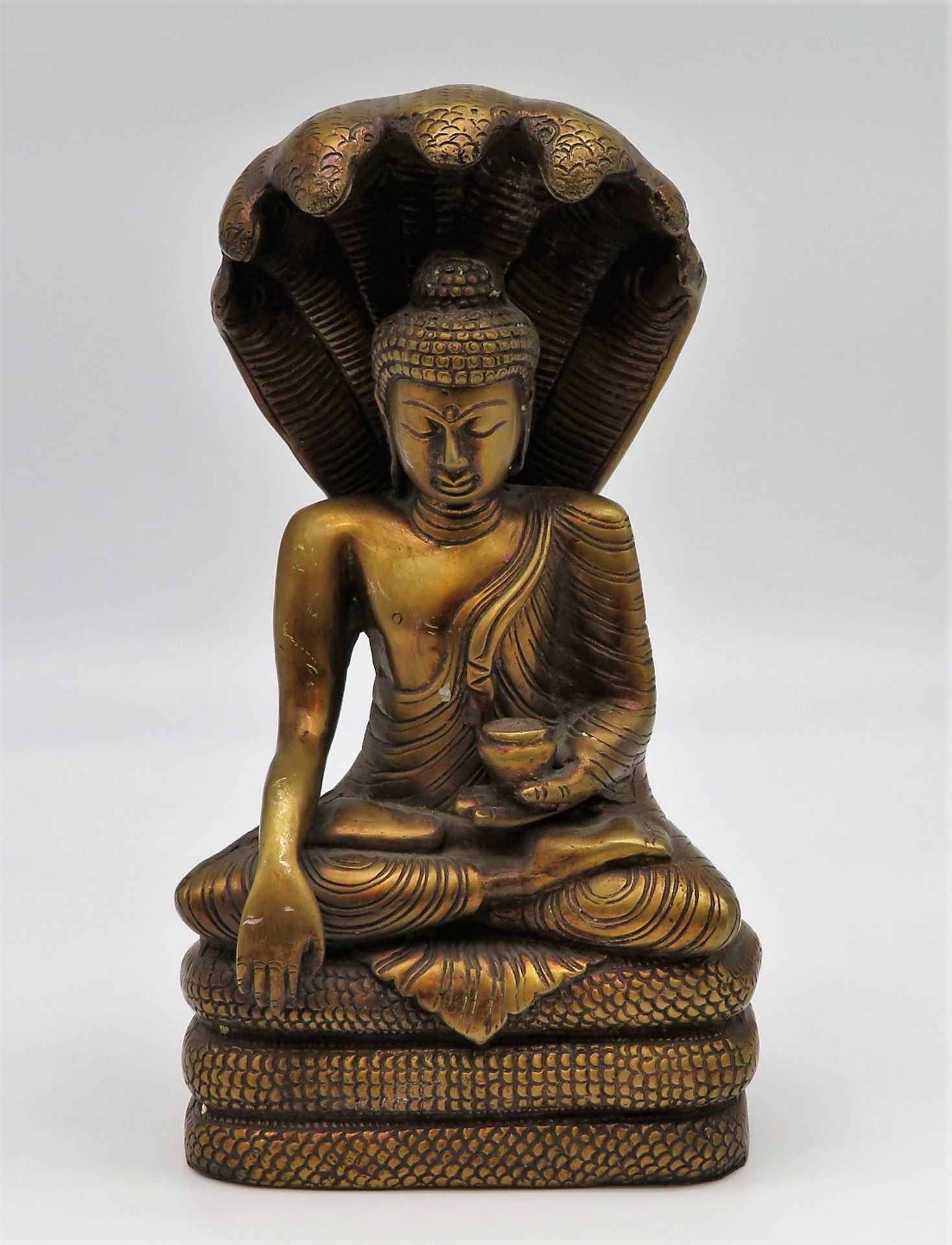 Sitzender Buddha auf Schlangenthron, Südostasien, Bronze, 30 x 16,5 x 10 cm.